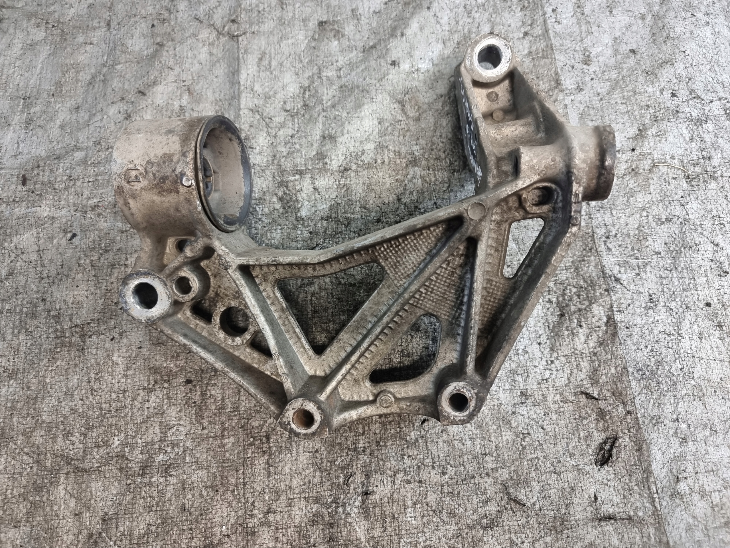 holder console arms right front VW FOX 1.2B 40kW 05r