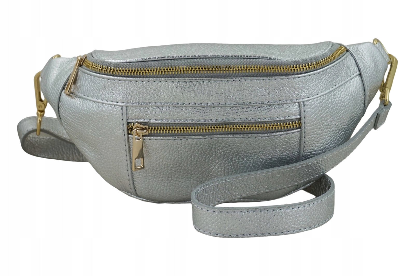 Módní kabelka ledvinka dámská kožená, metalizovaná stříbrná