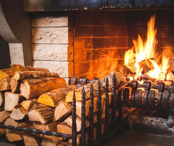 DREWNO DĄB DO WĘDZENIA NA OGNISKO GRILL 40 L Waga 15 kg