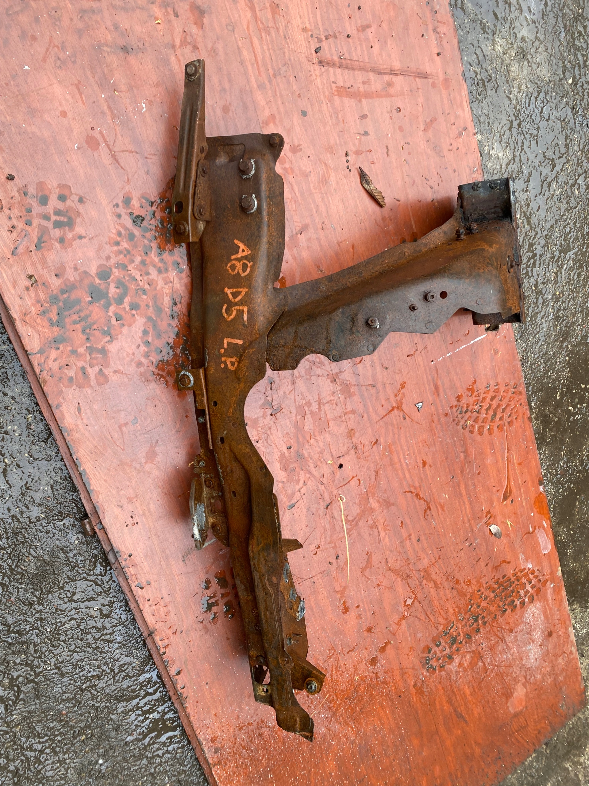 ЧЕТВЕРТЬ ФАРТУХ НОСИК ЛОНЖЕРОН ЛЕВЫЙ ПЕРЕД AUDI A8 D5n