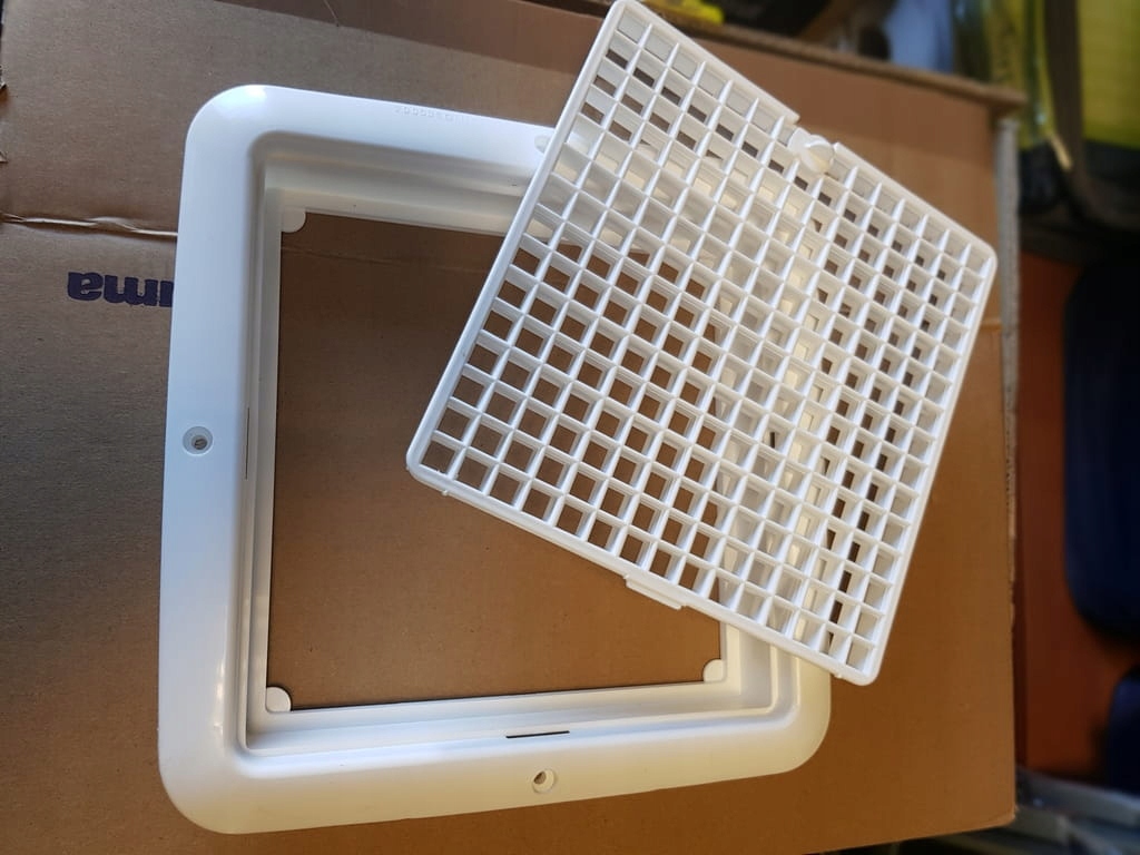 KRATKA WENTYLACYJNA DO DOMKU HOLENDERSKIEGO 240X24 Marka Inna