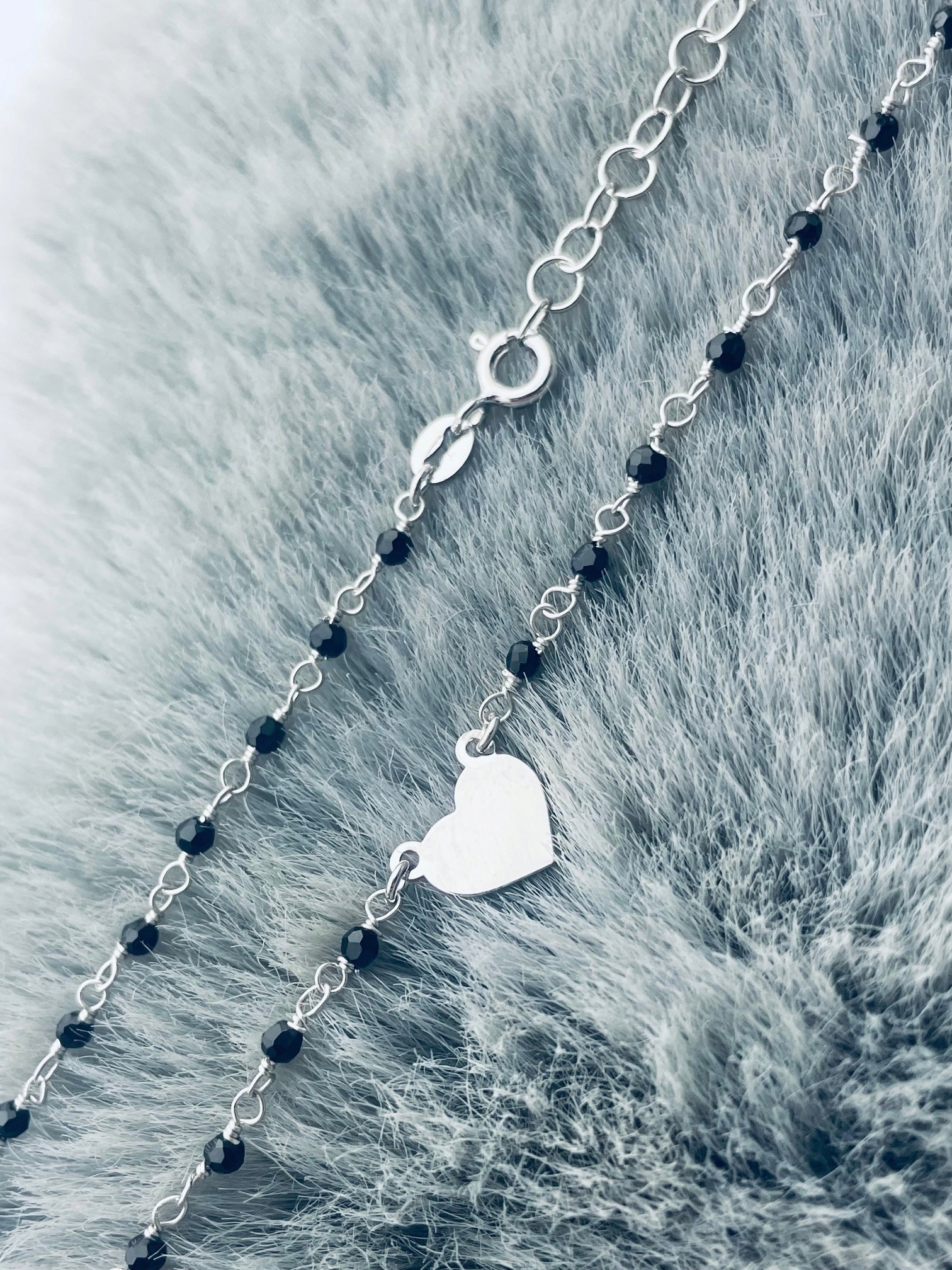 Stříbrný náhrdelník s onyxem, srdíčko