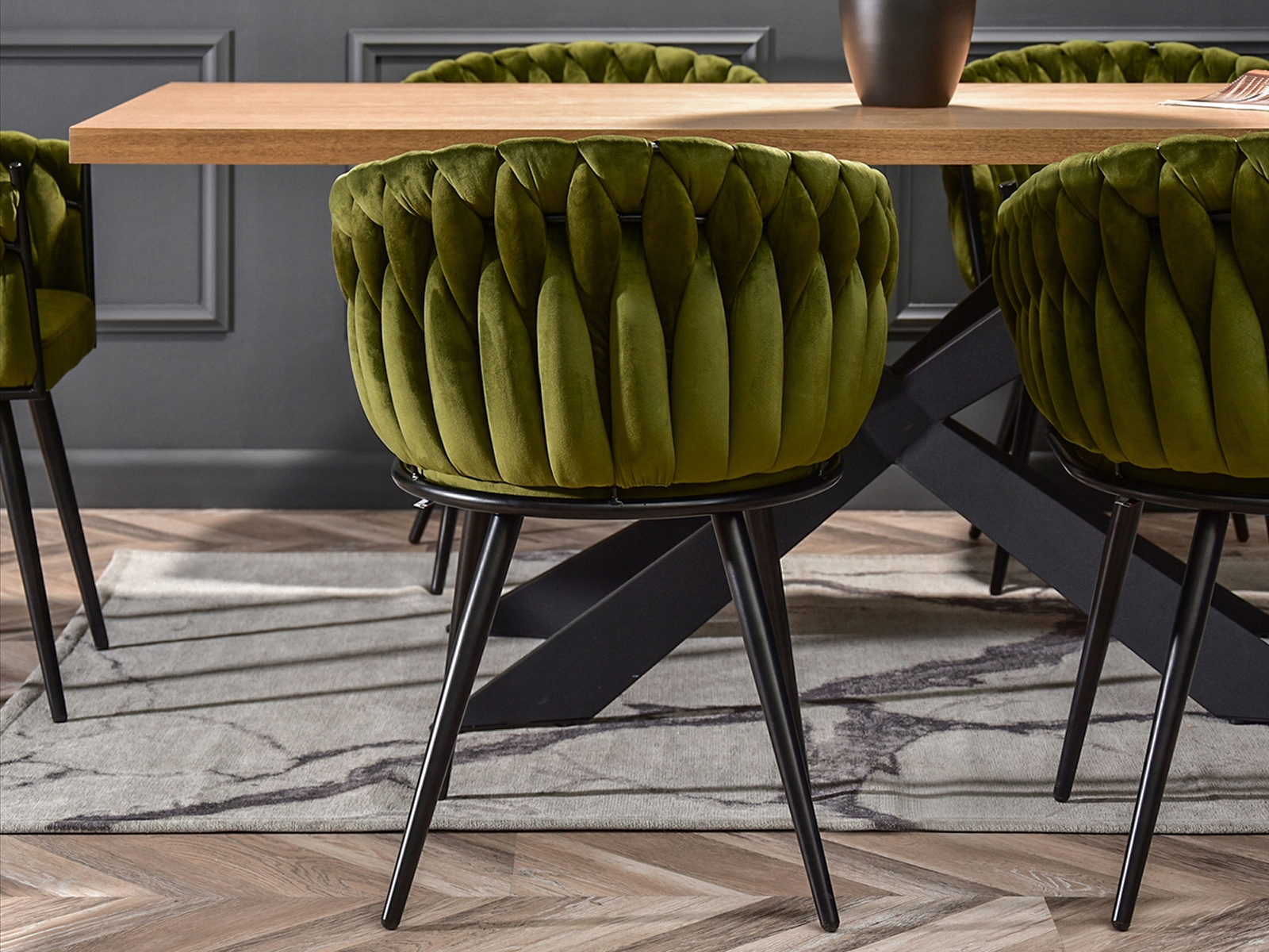 KRZESŁO PÓŁFOTEL DO SALONU ZJAWISKOWA ROSA ZIELONA OLIWKA MECH NOGA CZARNA Szerokość mebla 61 cm