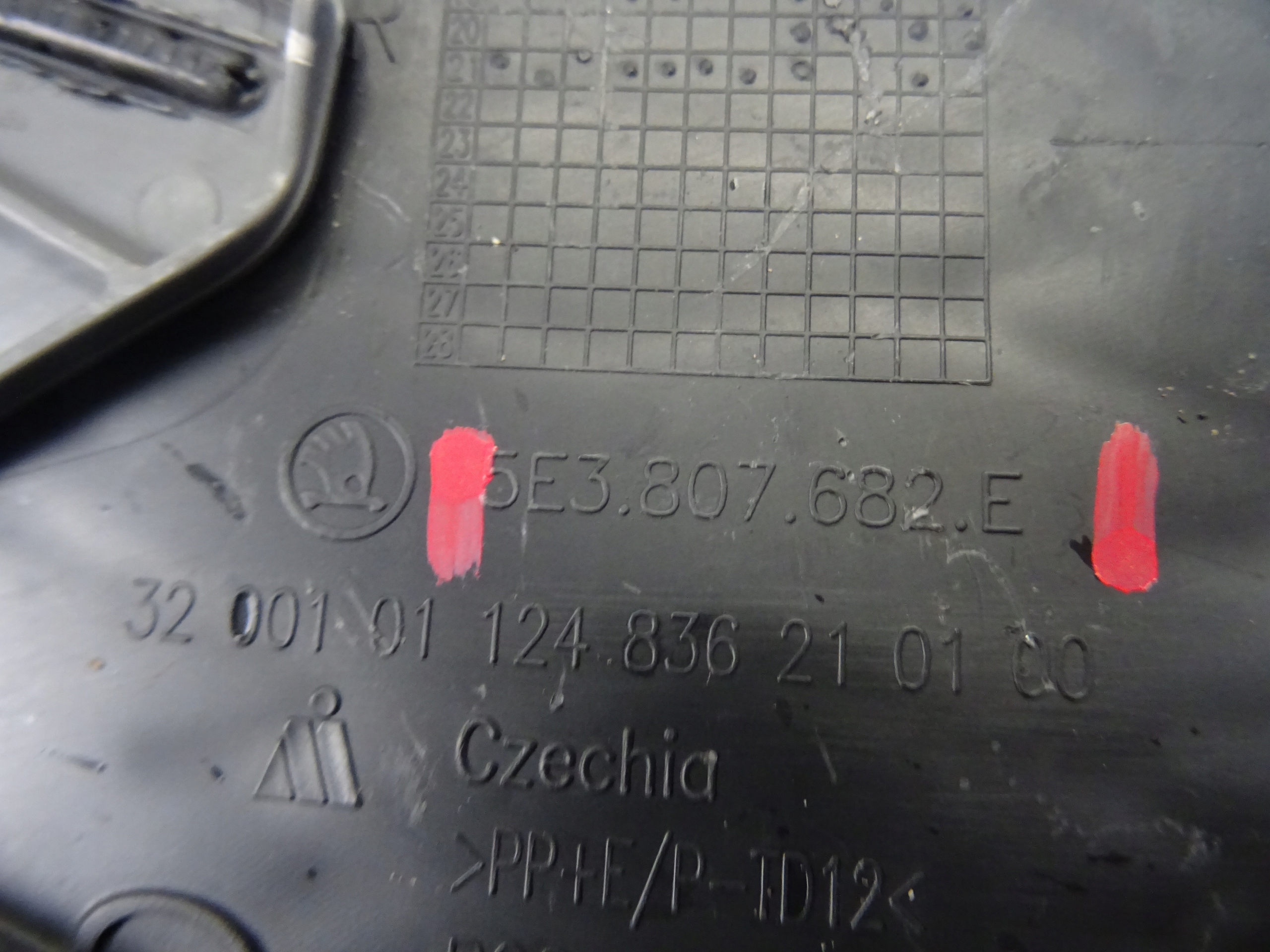 grid of a bumper front front right SKODA OCTAVIA IV RS 5E3807682E