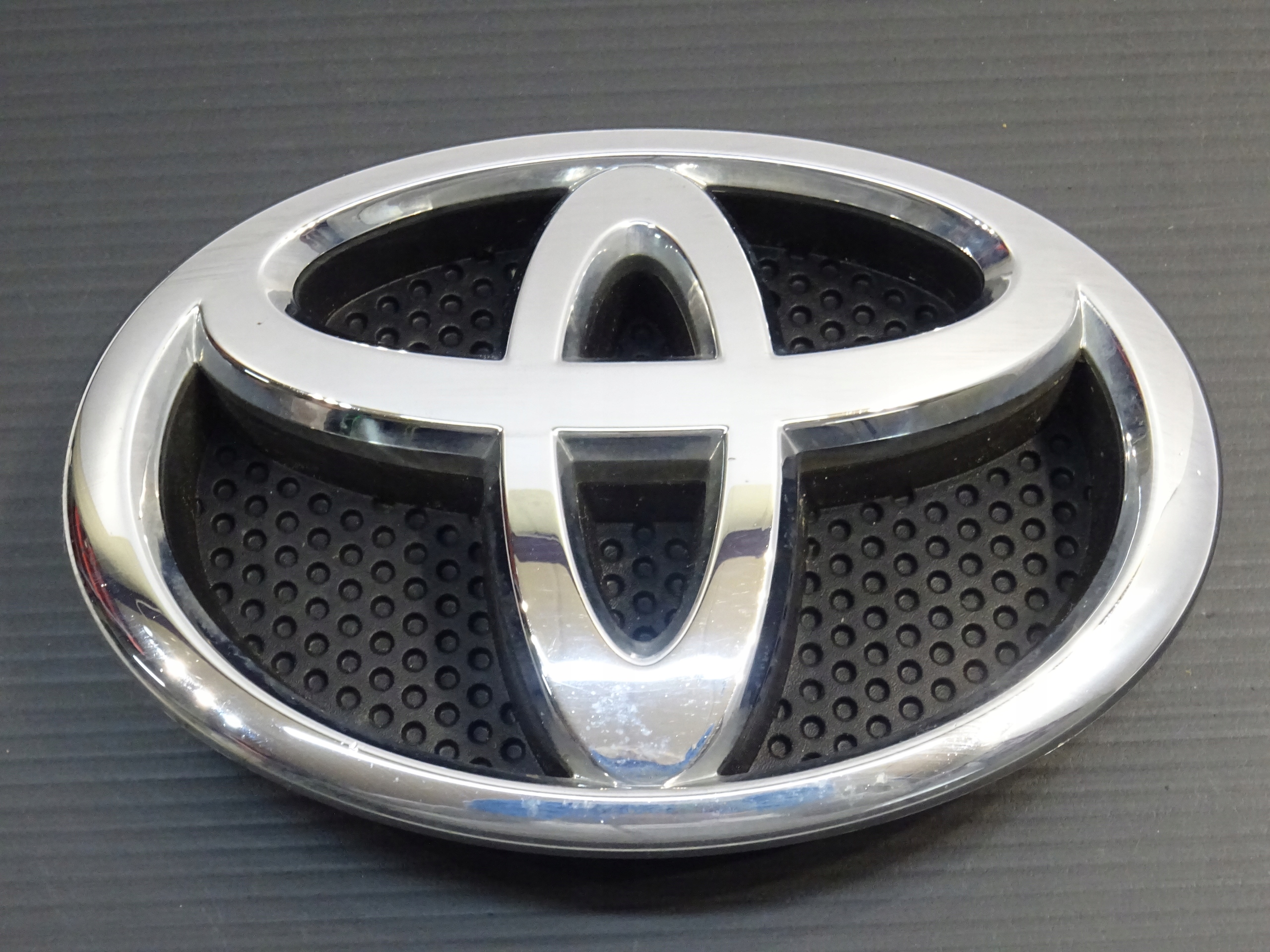 ZNACZEK LOGO EMBLEMAT PRZOD PRZEDNI TOYOTA YARIS III 2011- Numer katalogowy części 75311-02140
