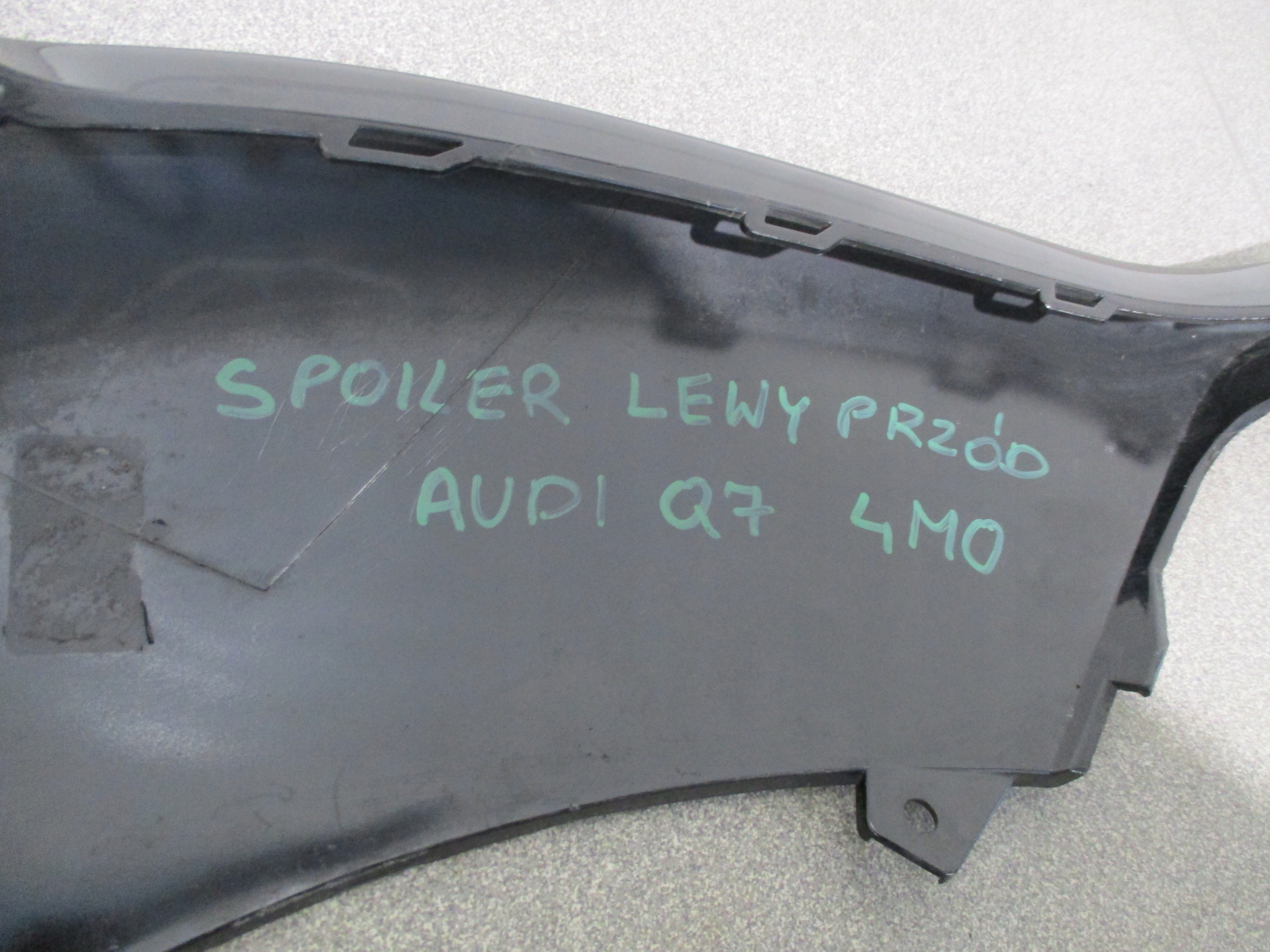 Spoiler nárazníku levý předek Audi Q7 4M0