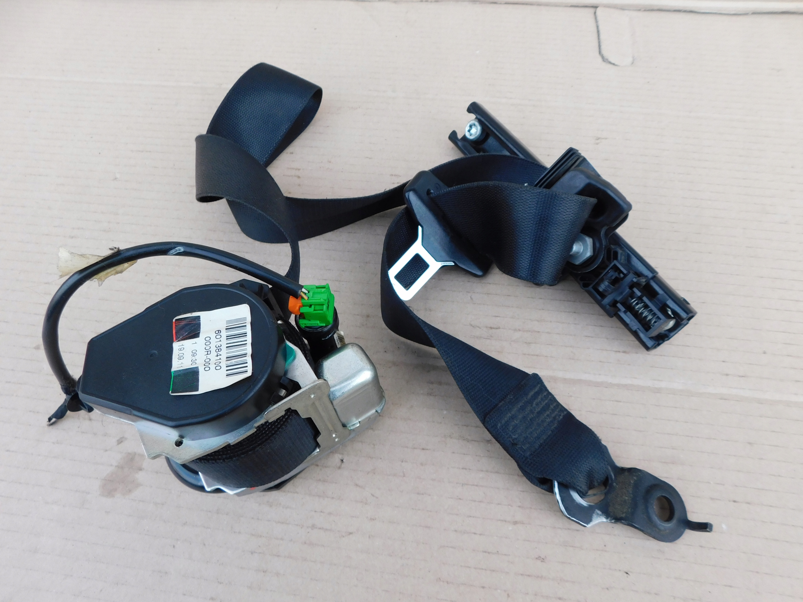 Sprinter 906 VW Crafter napínací pás bezpečnostní spolujezdce pravý předek OEM