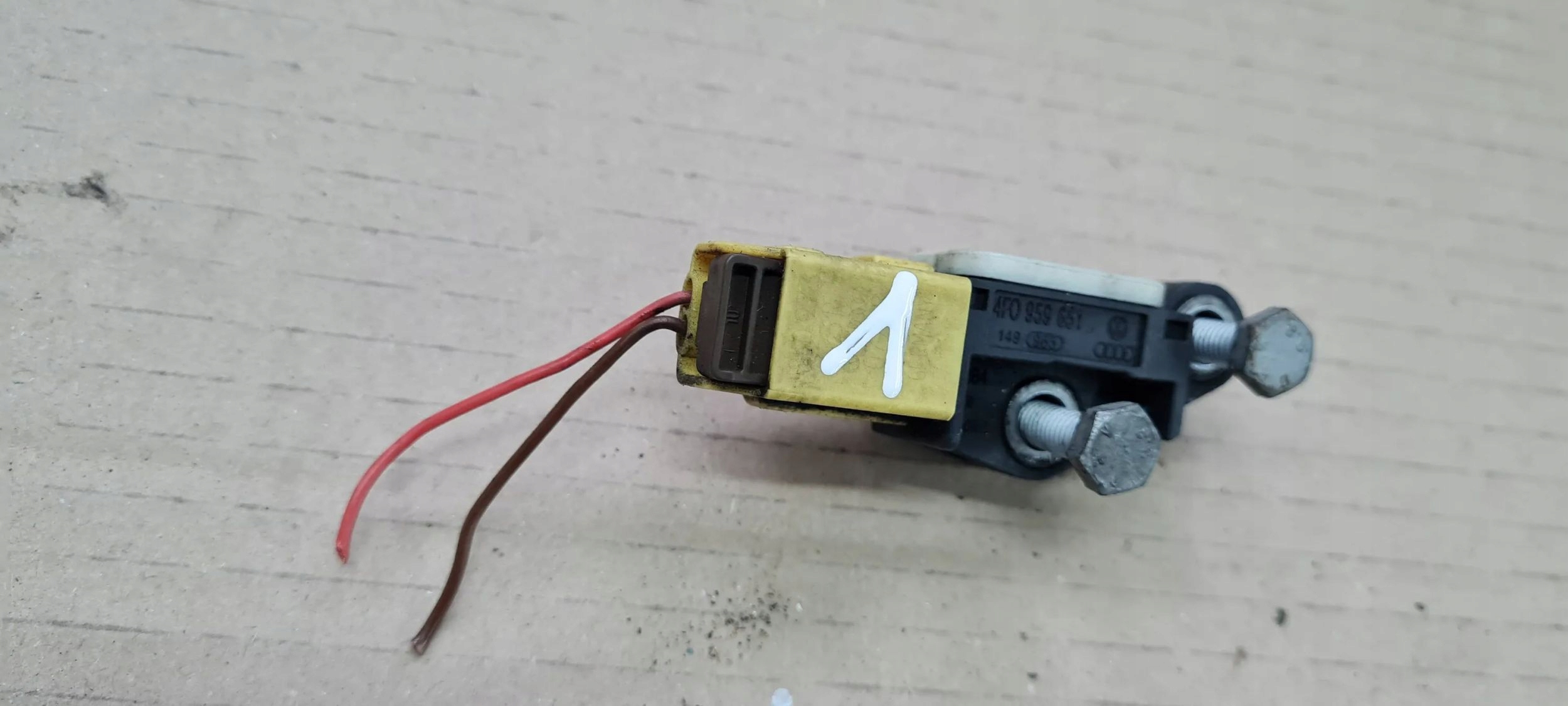 A6 C6 LIFT snímač SENSOR naražení UDERZENIOWY 4F0959651