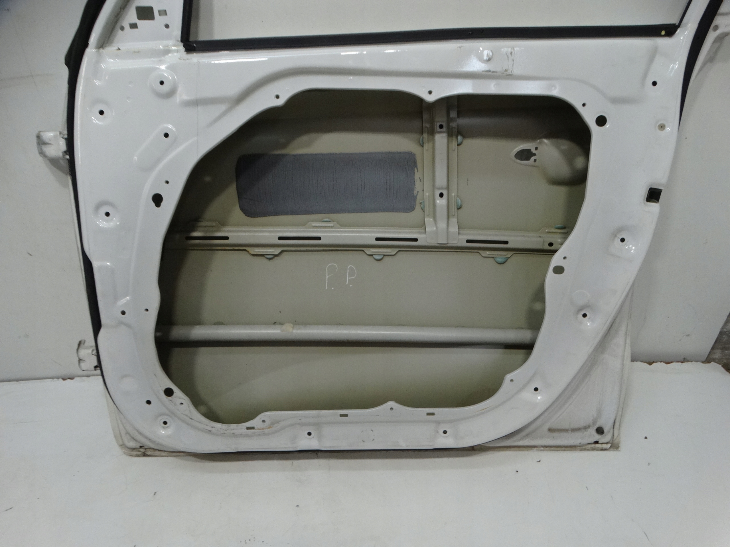 door right front KIA CARENS IV 13-19R. KOD : D1