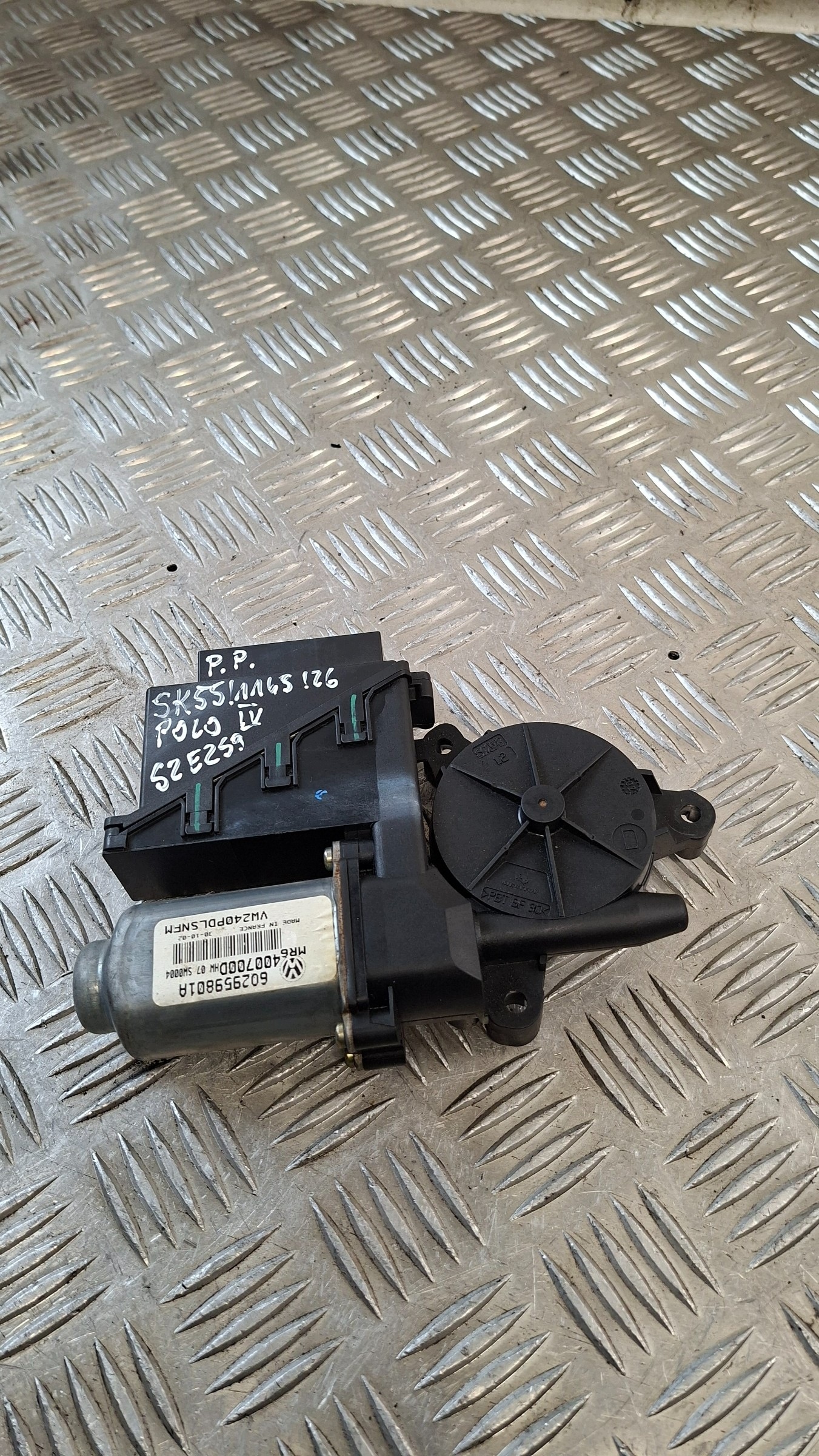 moteur vitres droite avant VW POLO IV