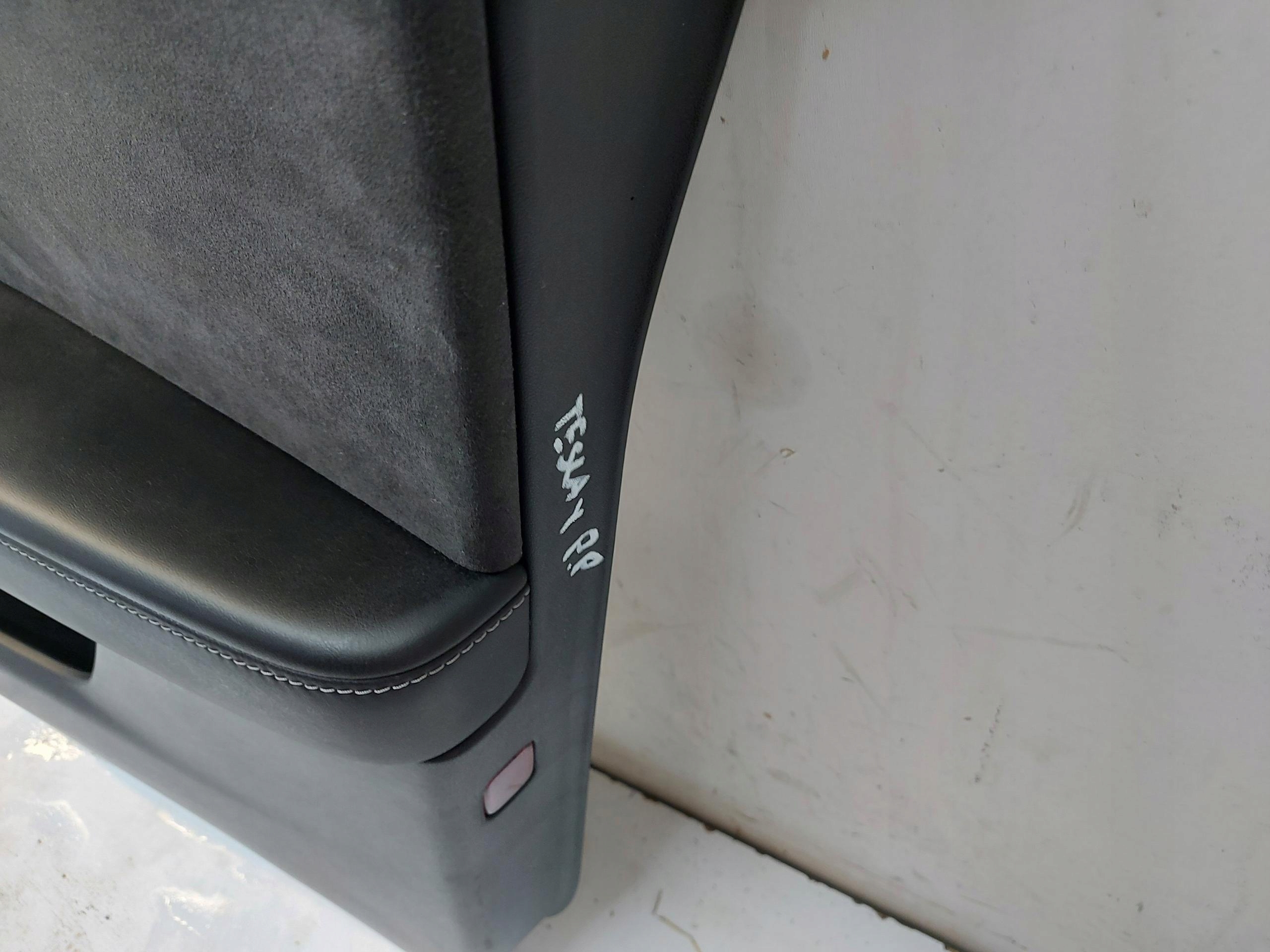 TESLA MODEL Y 2022r side upholstery door right right front oryg