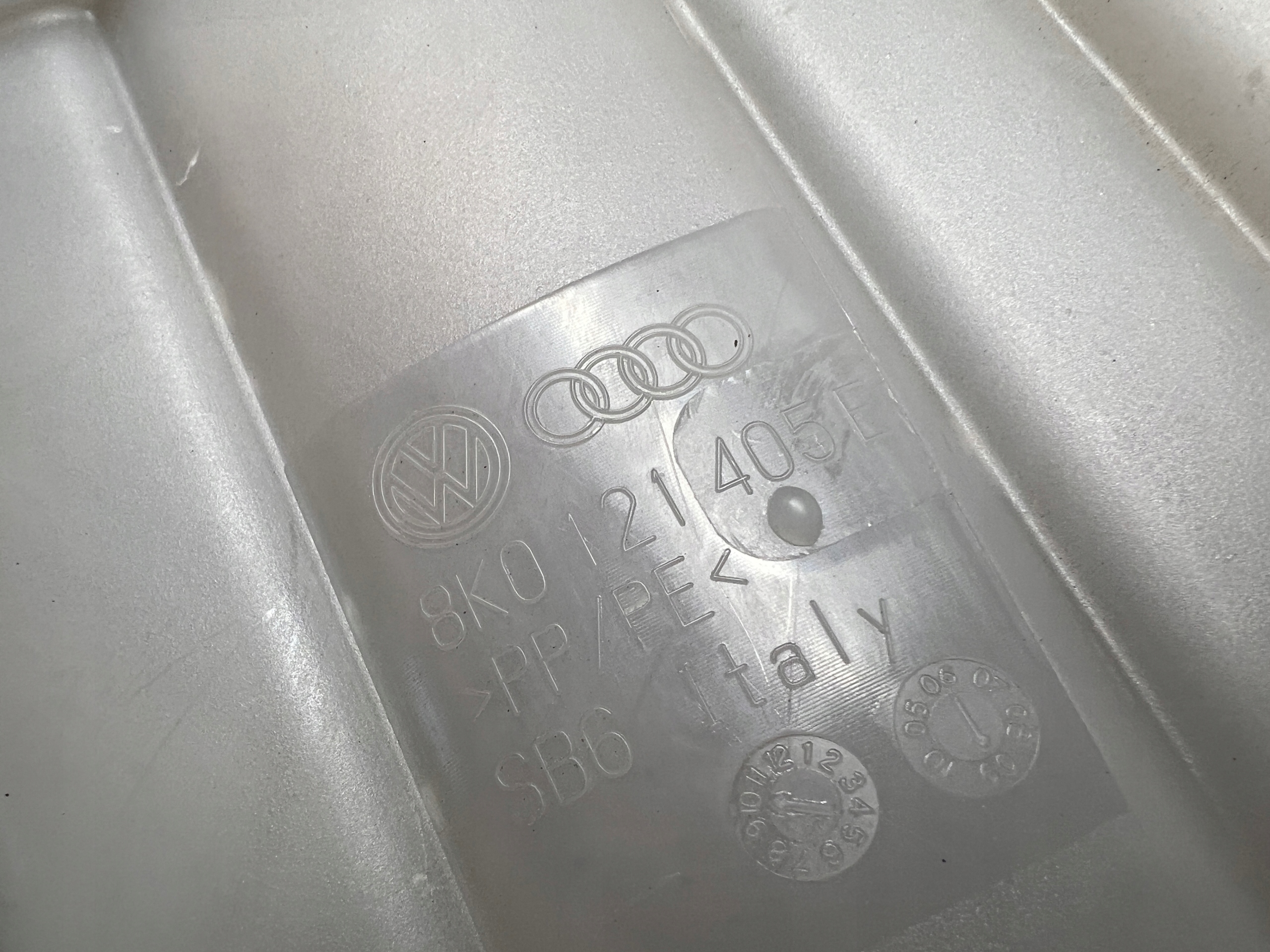 Audi A5 8T water tank 8K0121405E
