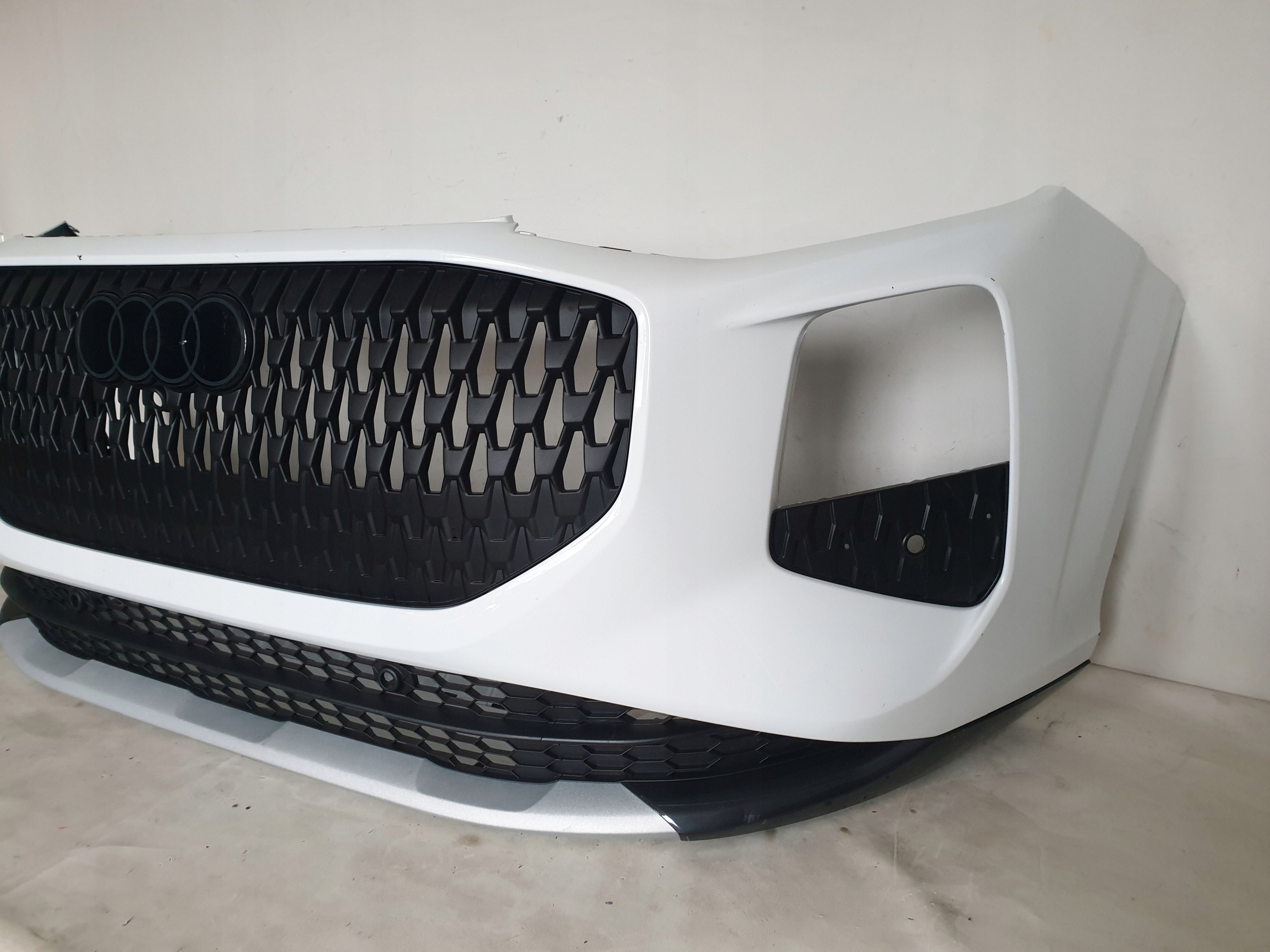 AUDI Q3 III 83H 25-> bumper front front 4xPDC 83H807437