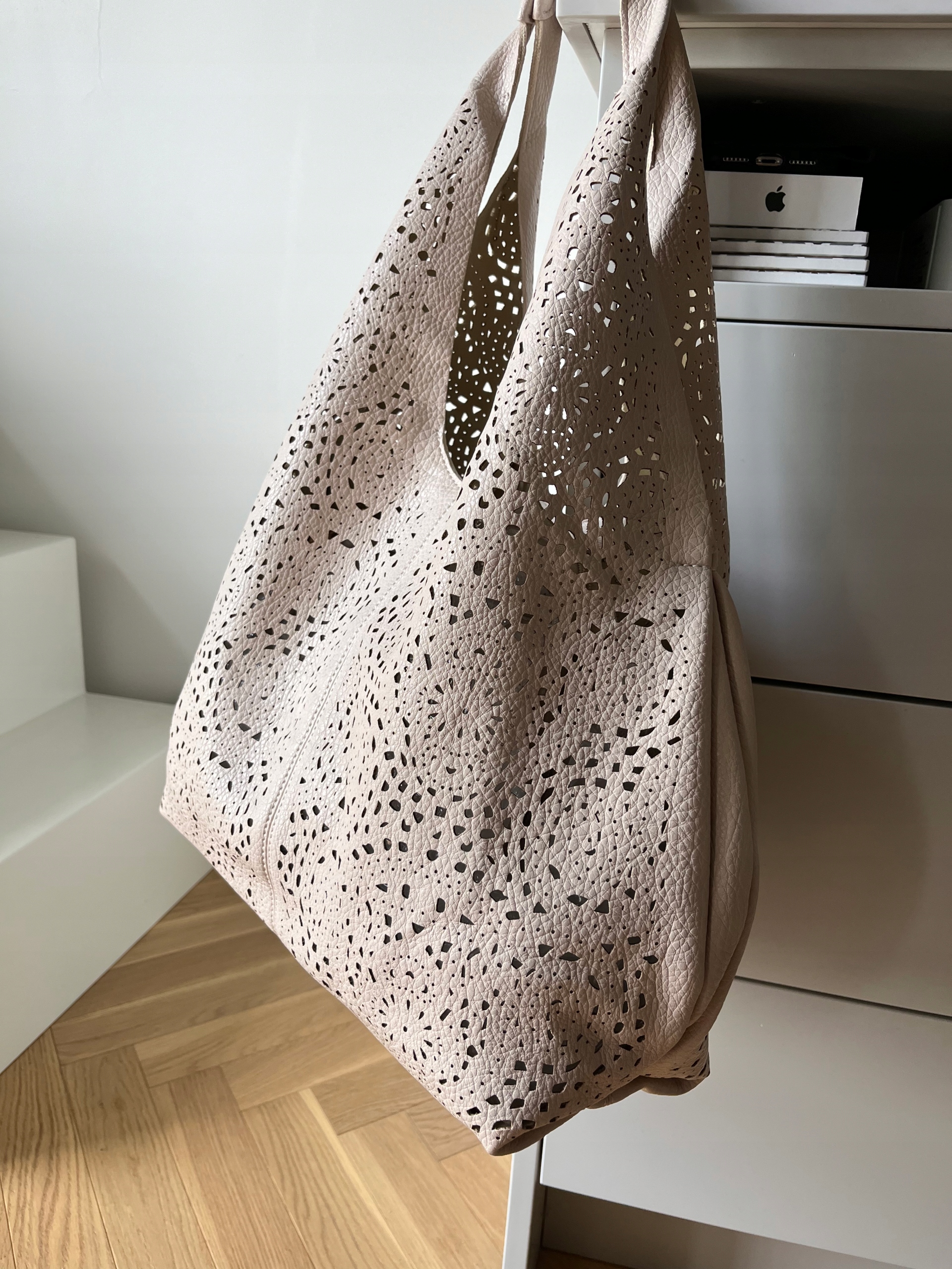 BEŻOWA AŻUROWA TOREBKA DAMSKA WOREK SHOPPER MODNA WŁOSKA TORBA WZÓR BEIGE Materiał dominujący skóra ekologiczna