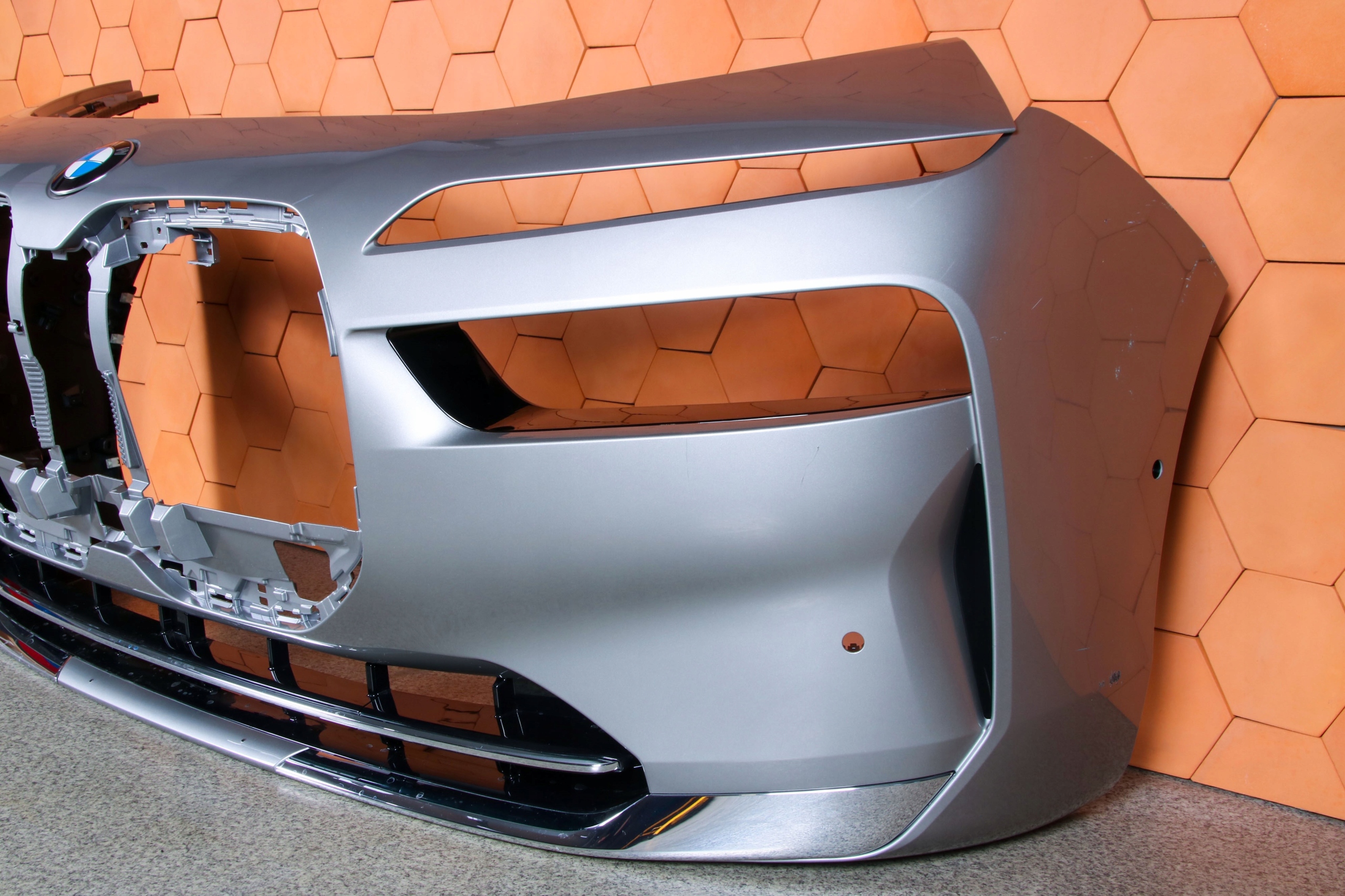 BMW 7 G70 i7 nárazník předek přední barva C67