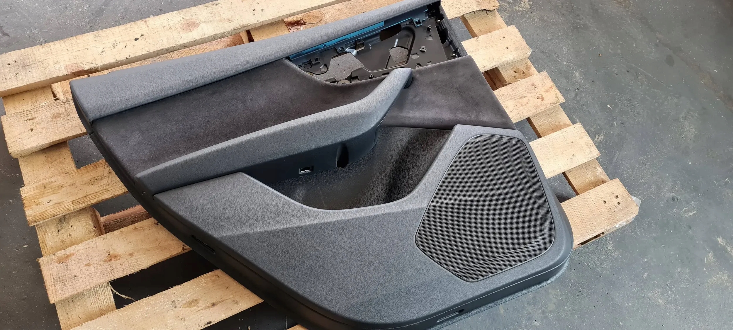Q7 4M II SQ7 side left rear part ALCANTARA below AMBIENTE 4M0867317B