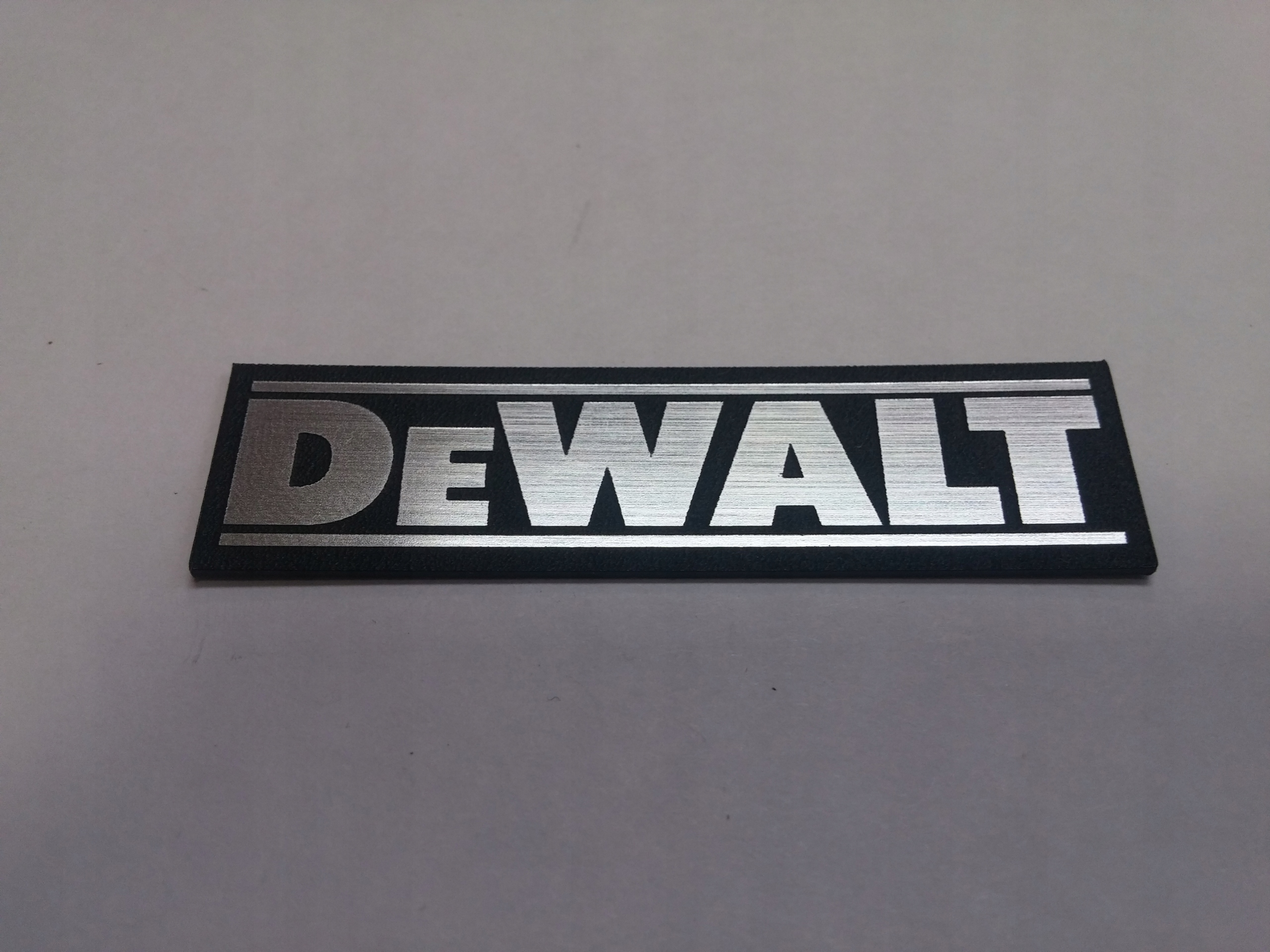 

Dewalt naklejka emblemat 56 x 15 mm * Srebrna