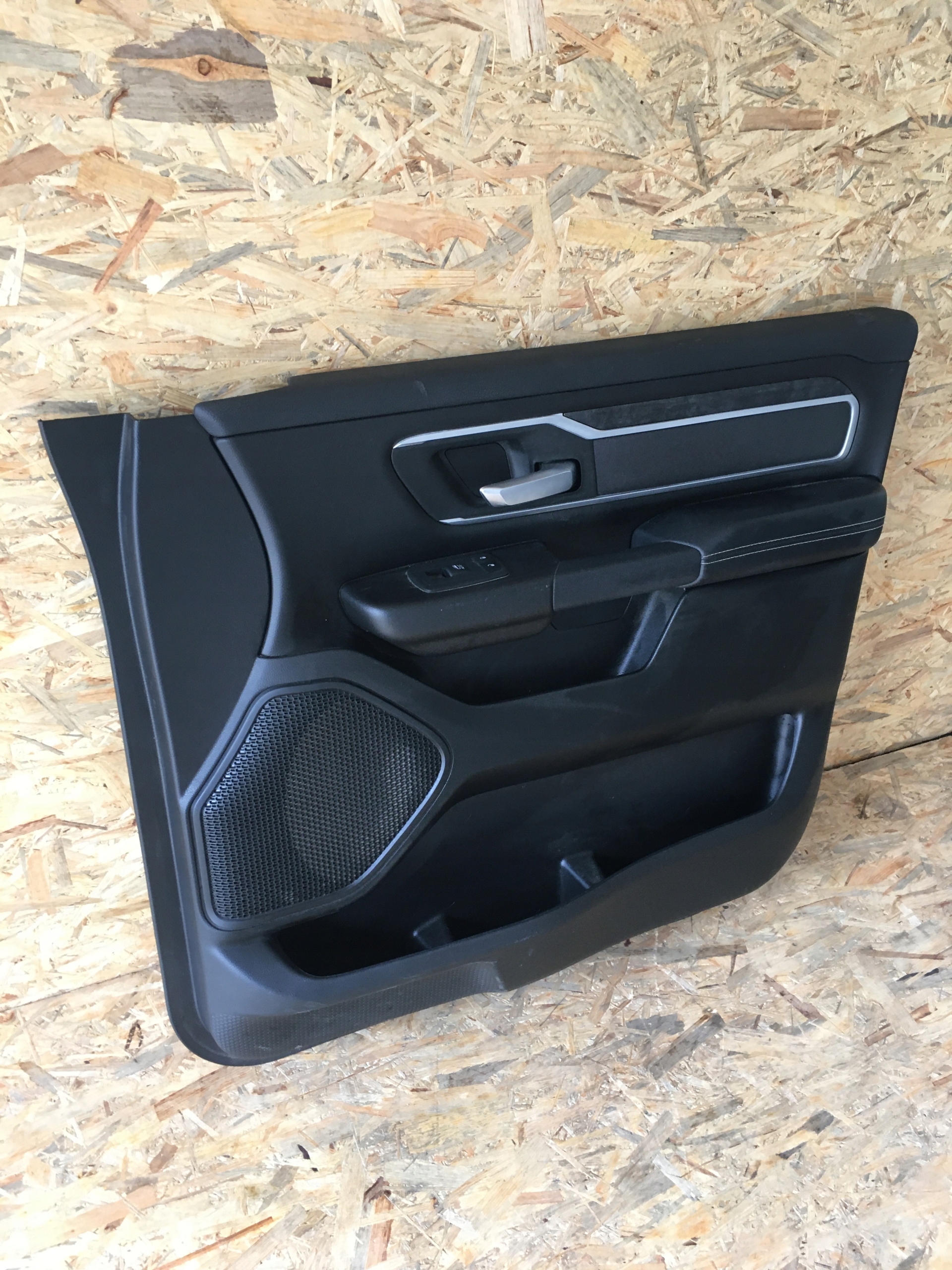 DODGE RAM V 19< TAPICERKA BOCZEK DRZWI KLAMKA Producent części Mopar