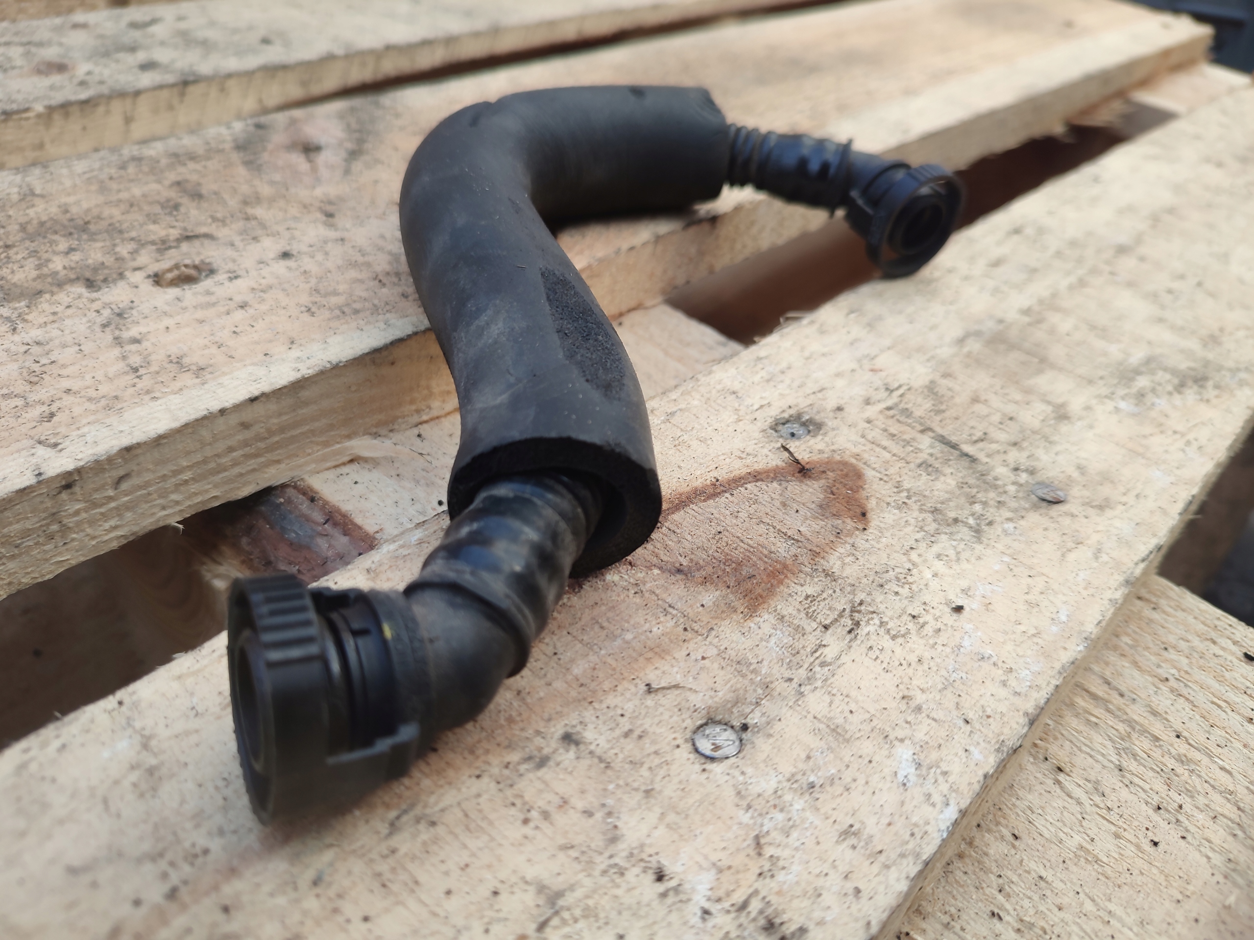 pipe odpowietrzajaca Volkswagen Audi 06H103221J