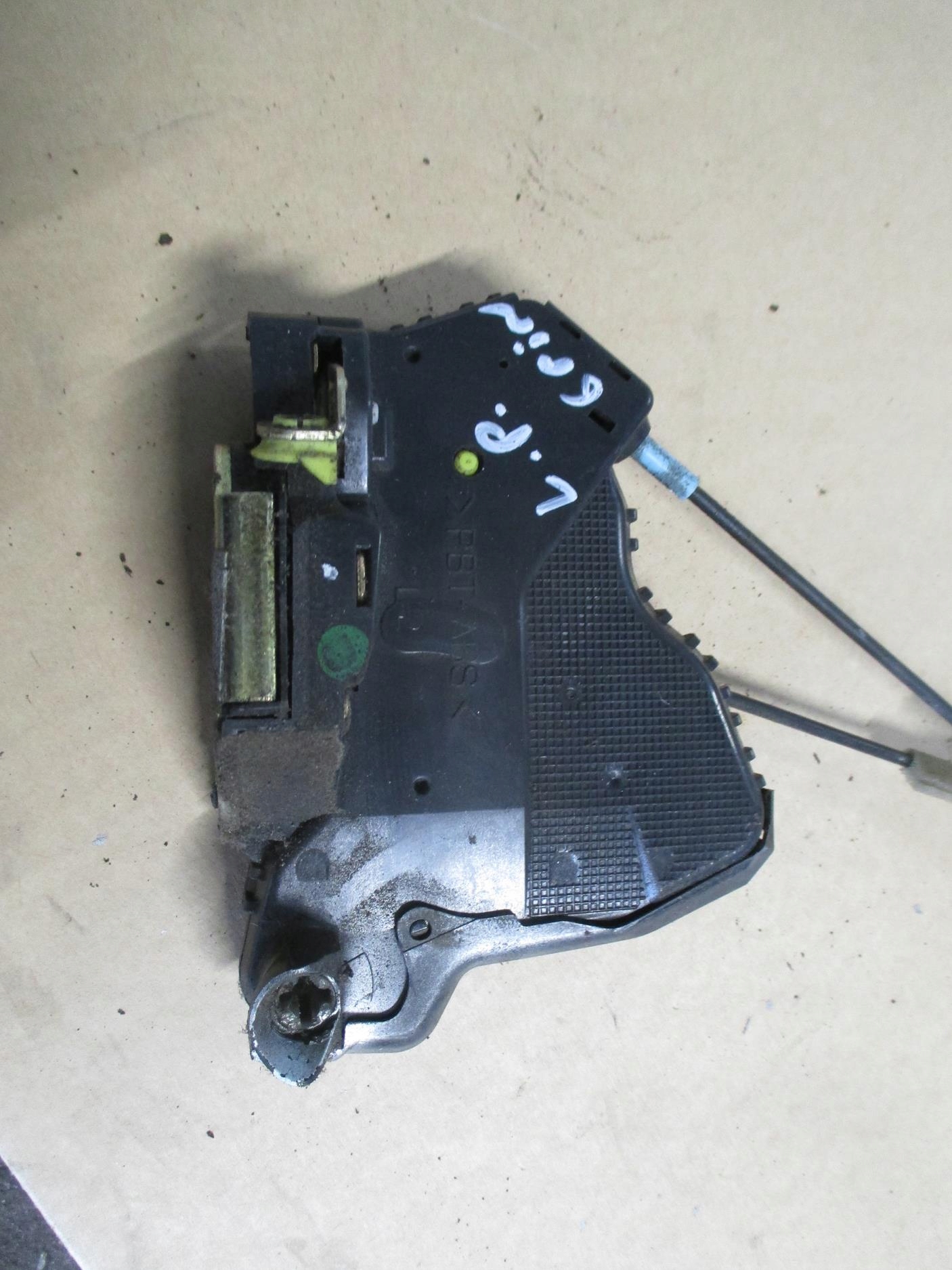 COROLLA E12 SEDAN KOMBI 02-04 ZAMEK DRZWI LP