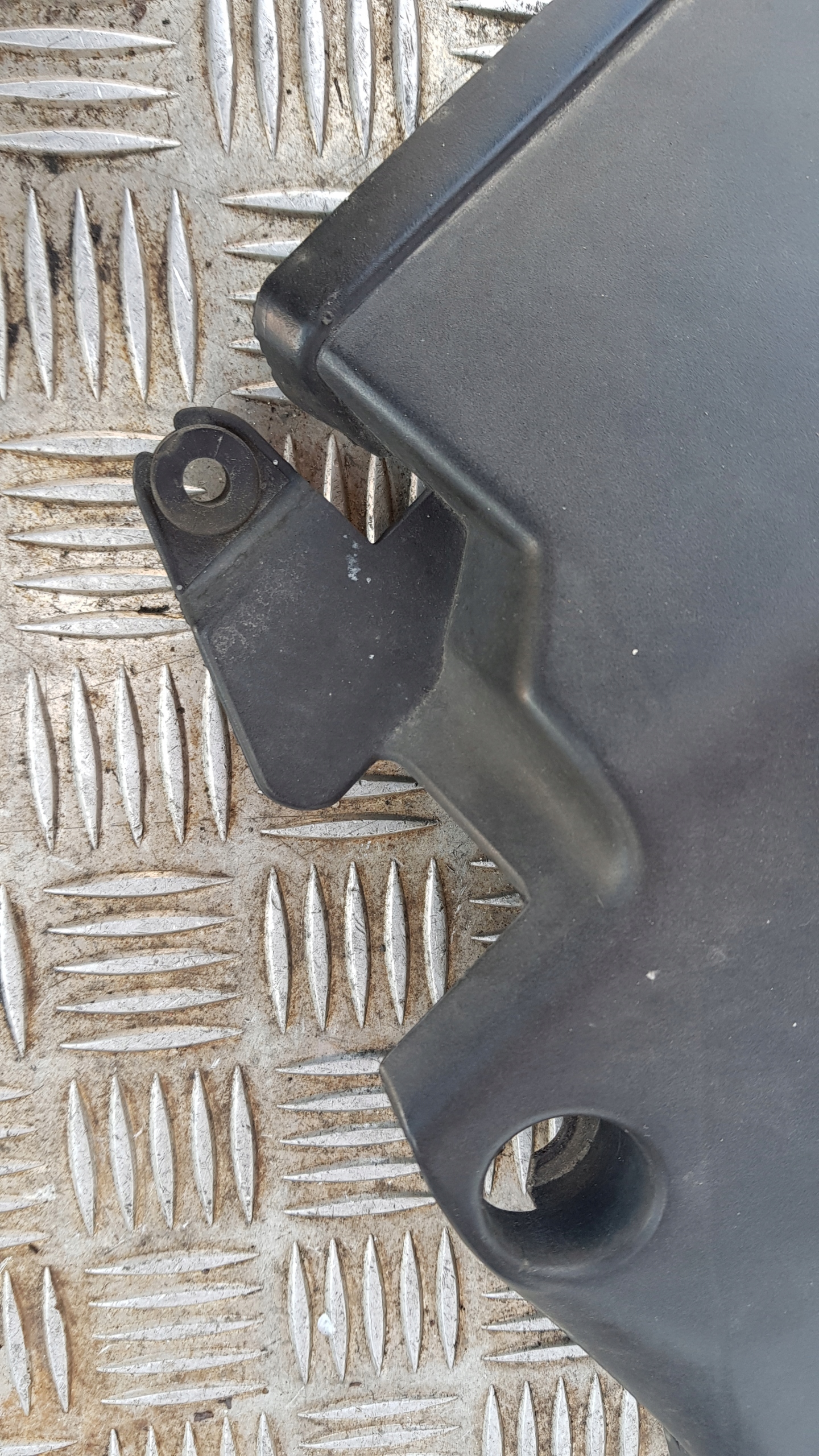 BMW E46 1.9 cover of a filter, air