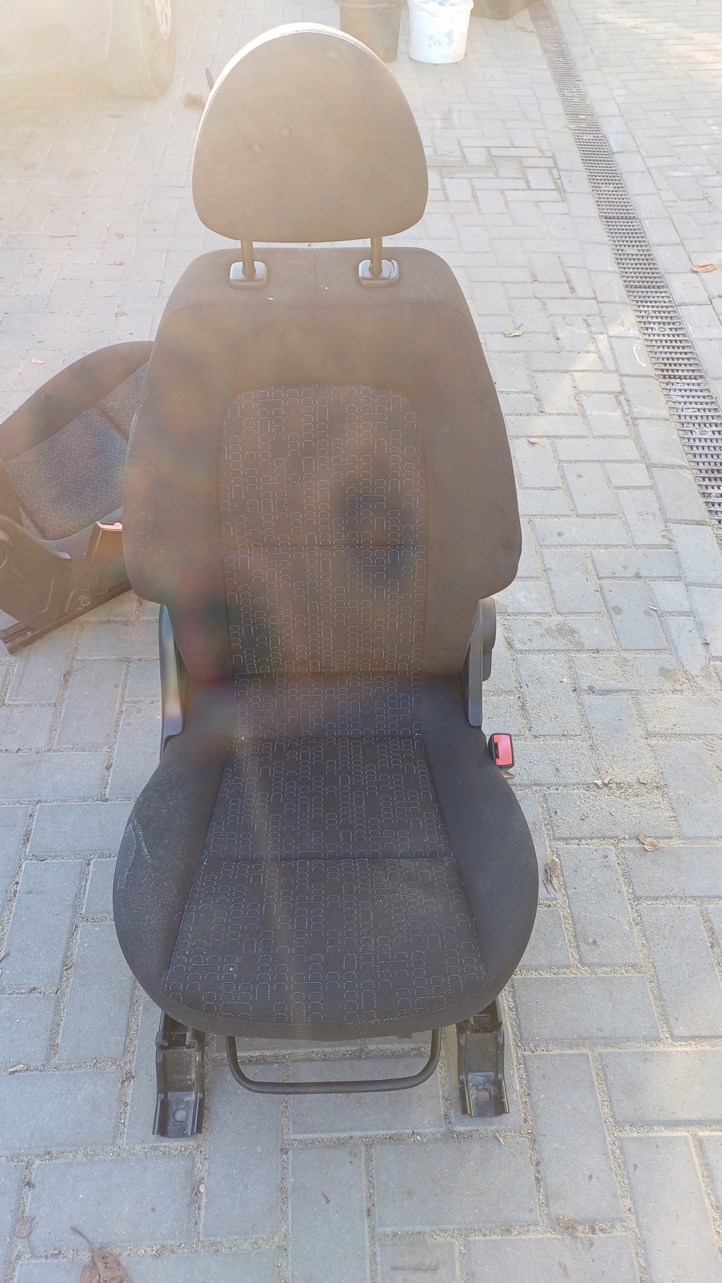 mitsubishi Colt 09-12 5D кресло правый передний европа
