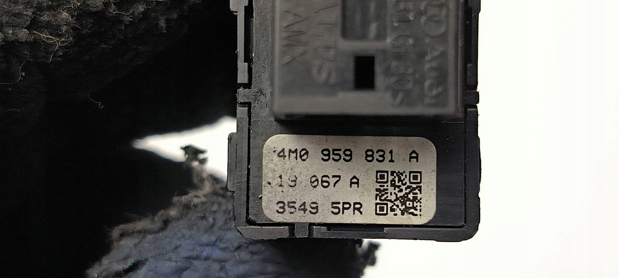 button 4M0959831A of the opening bonnet AUDI A4 B9