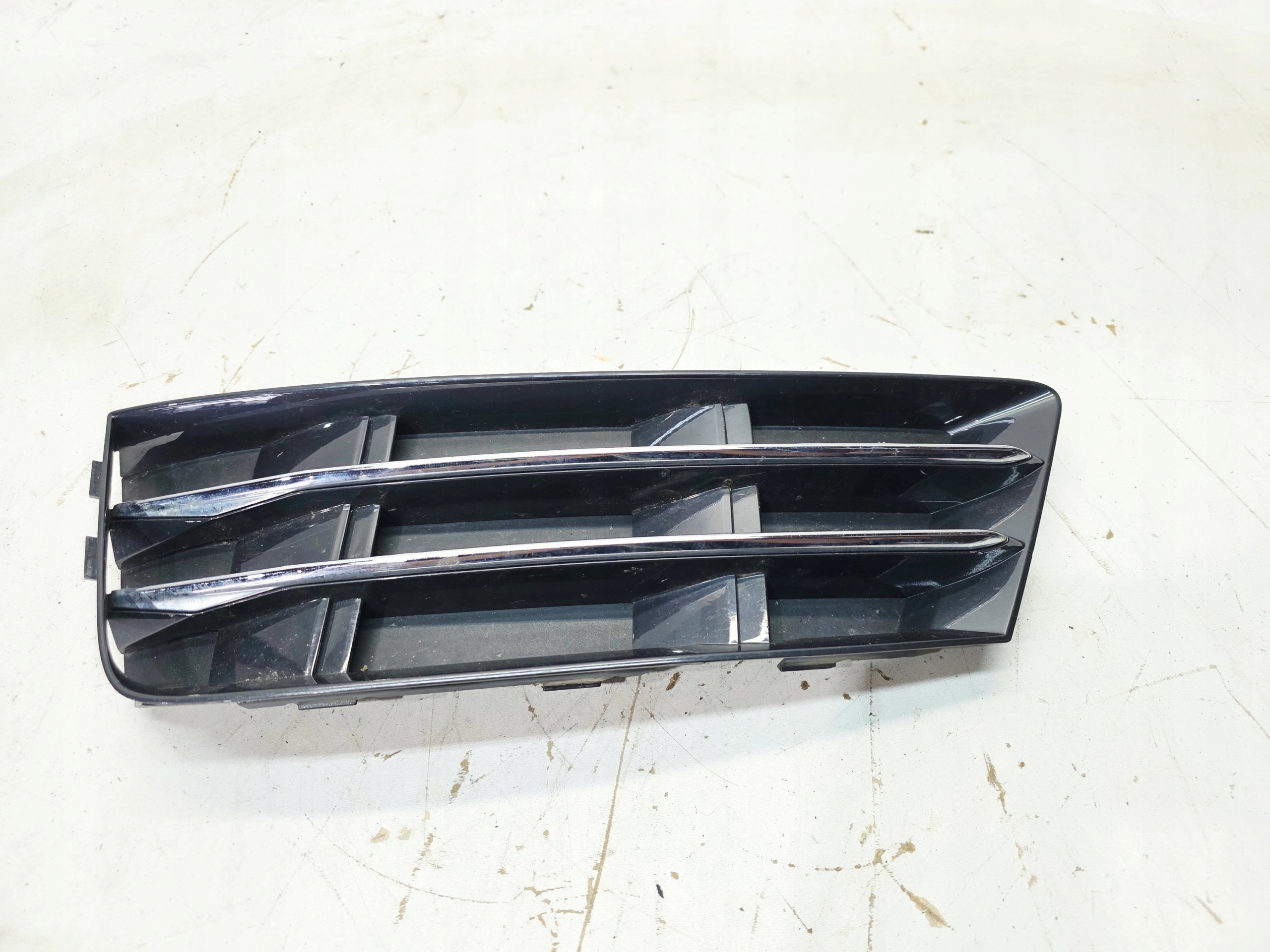 grid grille of a bumper left front AUDI A4 B9 8W0807681R