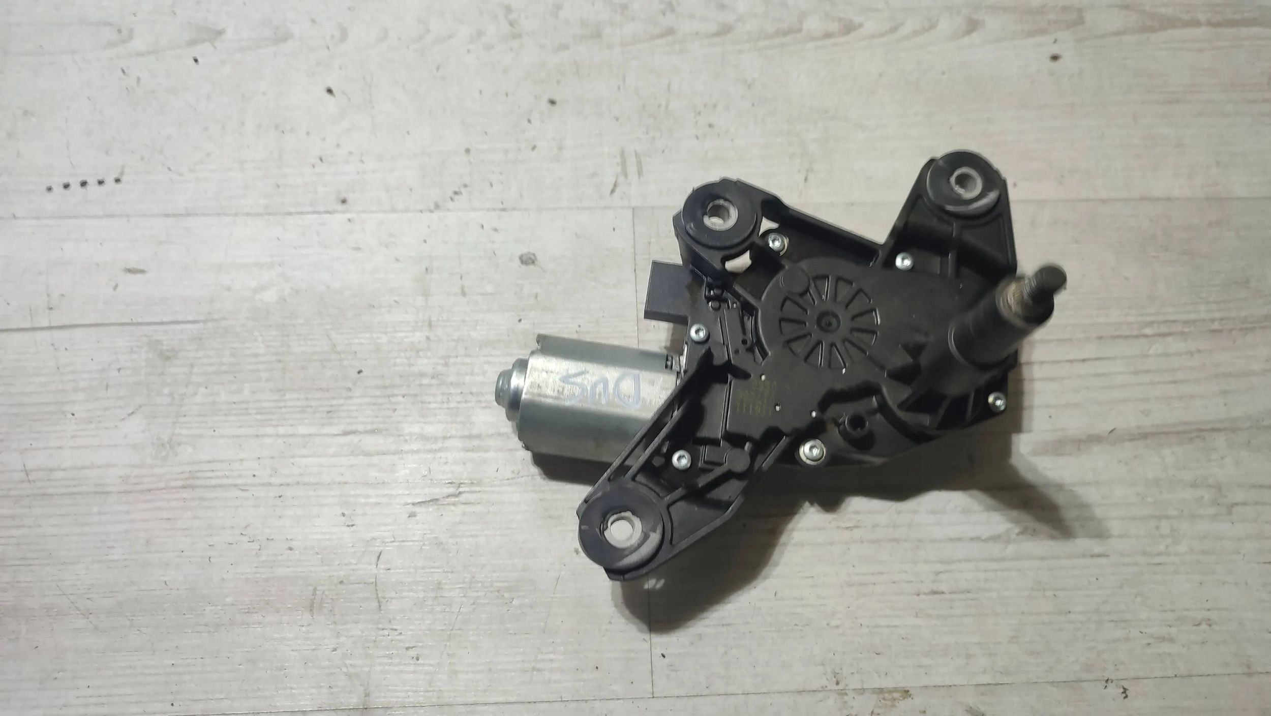 Dacia Duster II 17r 1.2 engine of a wiper bonnet rear part