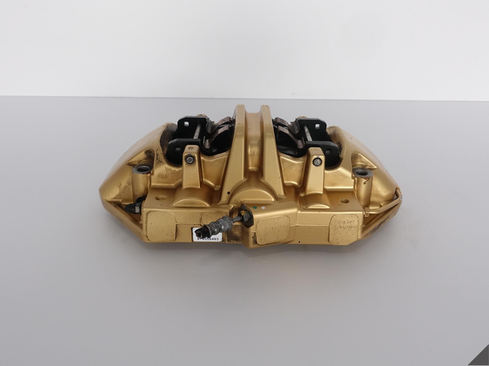 BMW M5 F90 M8 F91 GOLD třmen+plotýnky pravý předek
