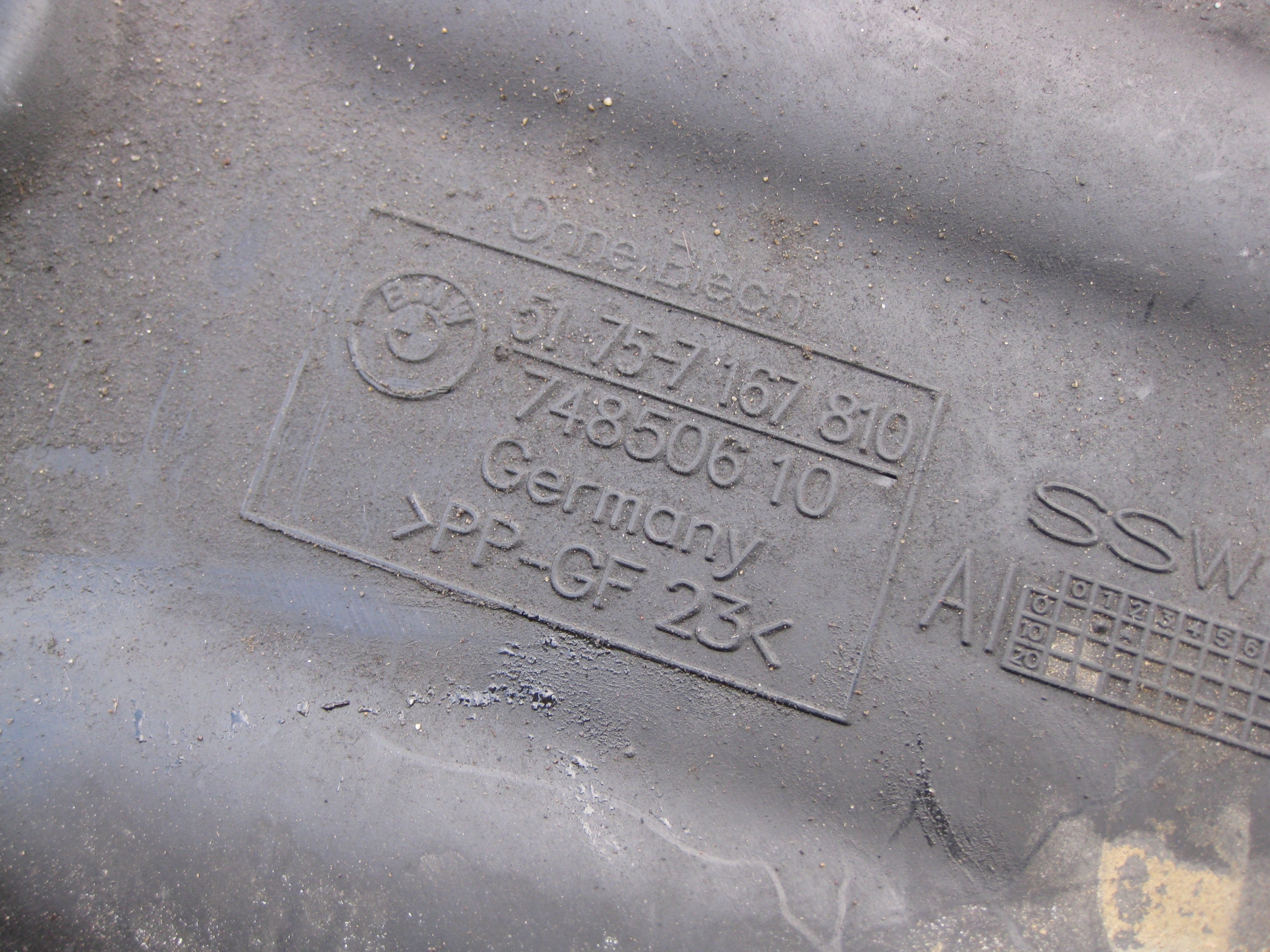BMW E87 2.0 and 08R cover central chassis 7167810