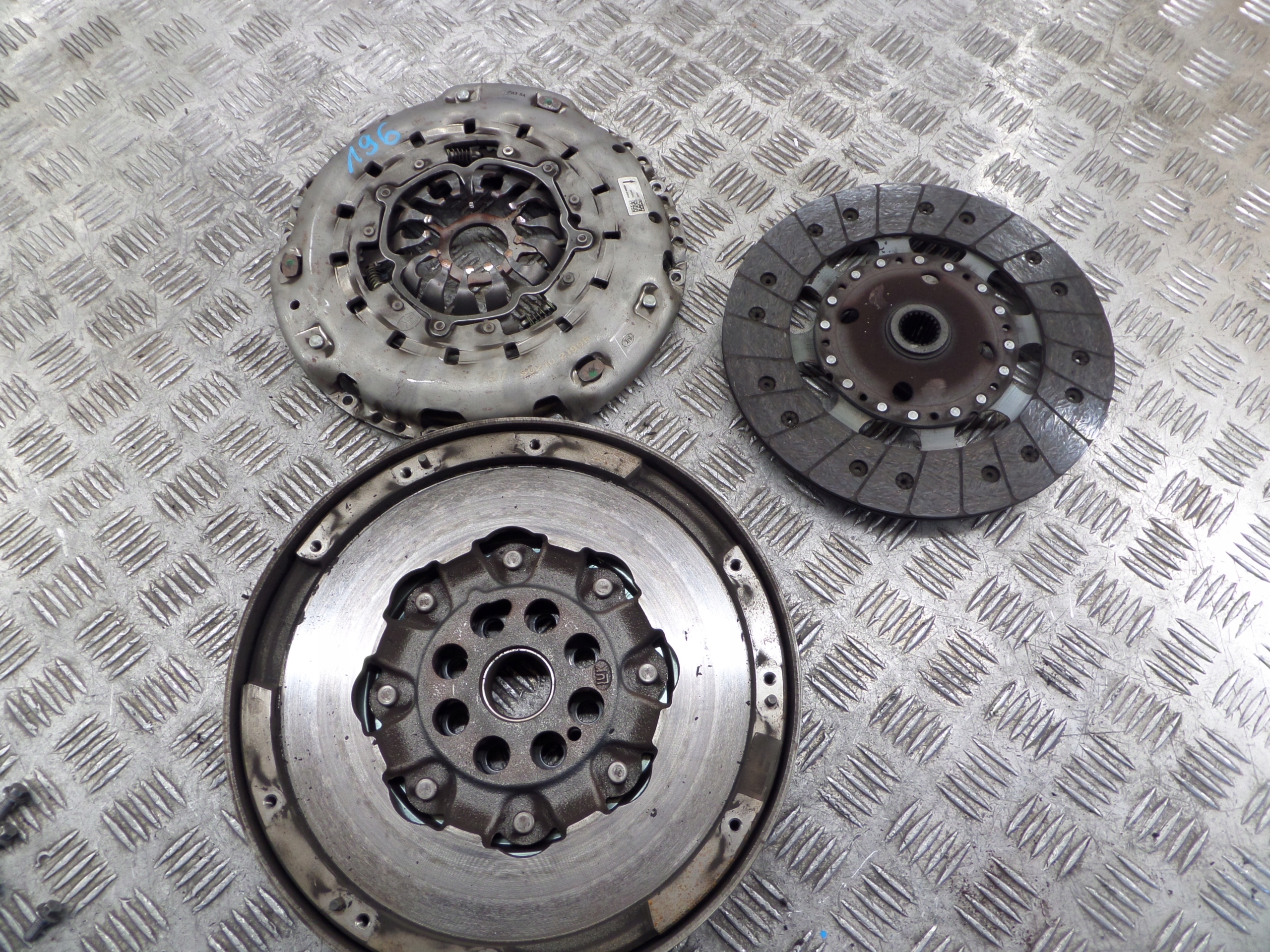 clutch wheel DWUMAS 1.6 DCI KADJAR TALISMAN 302102199R