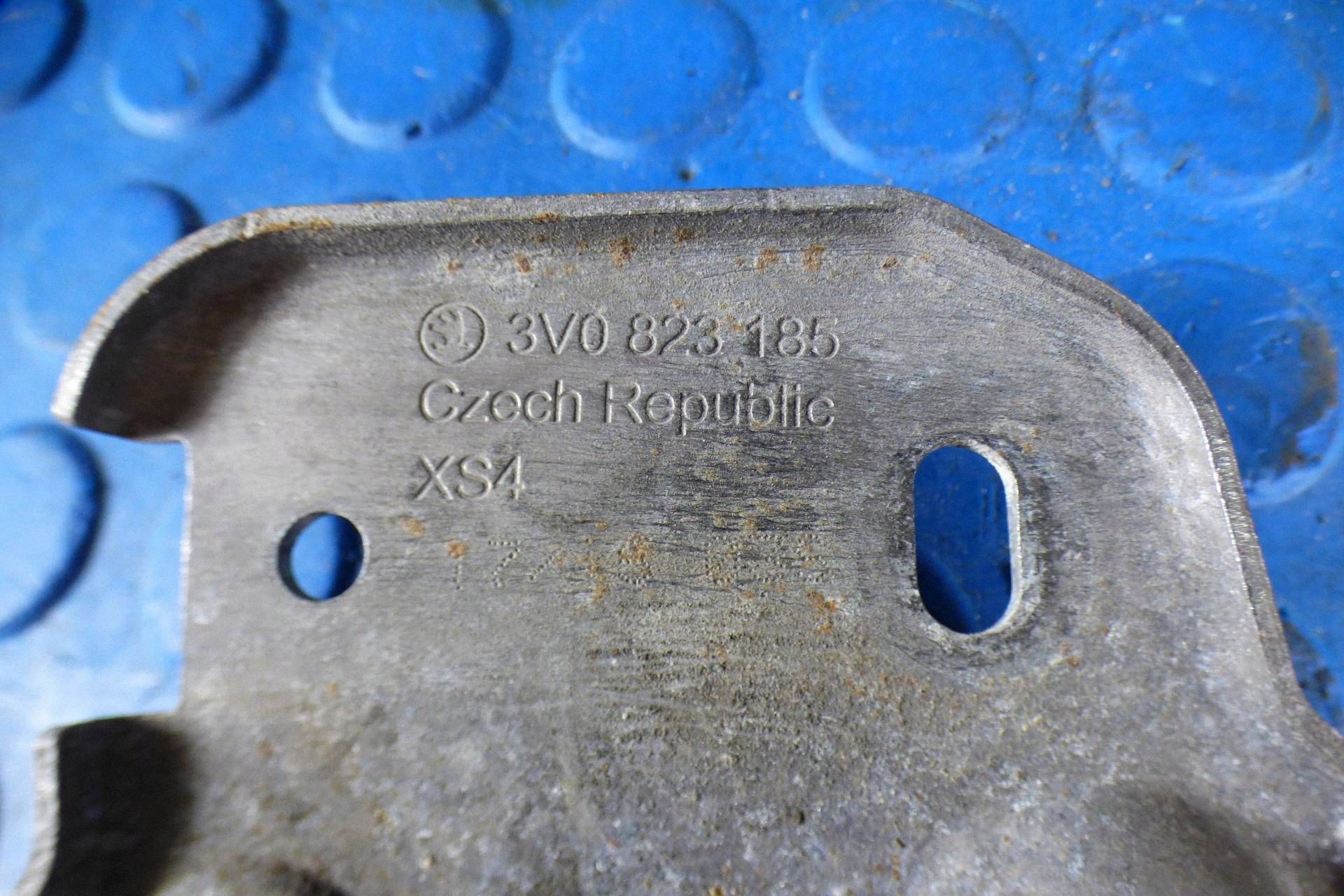 Skoda Superb III rygiel bonnets 3V0823185 original st.BDB
