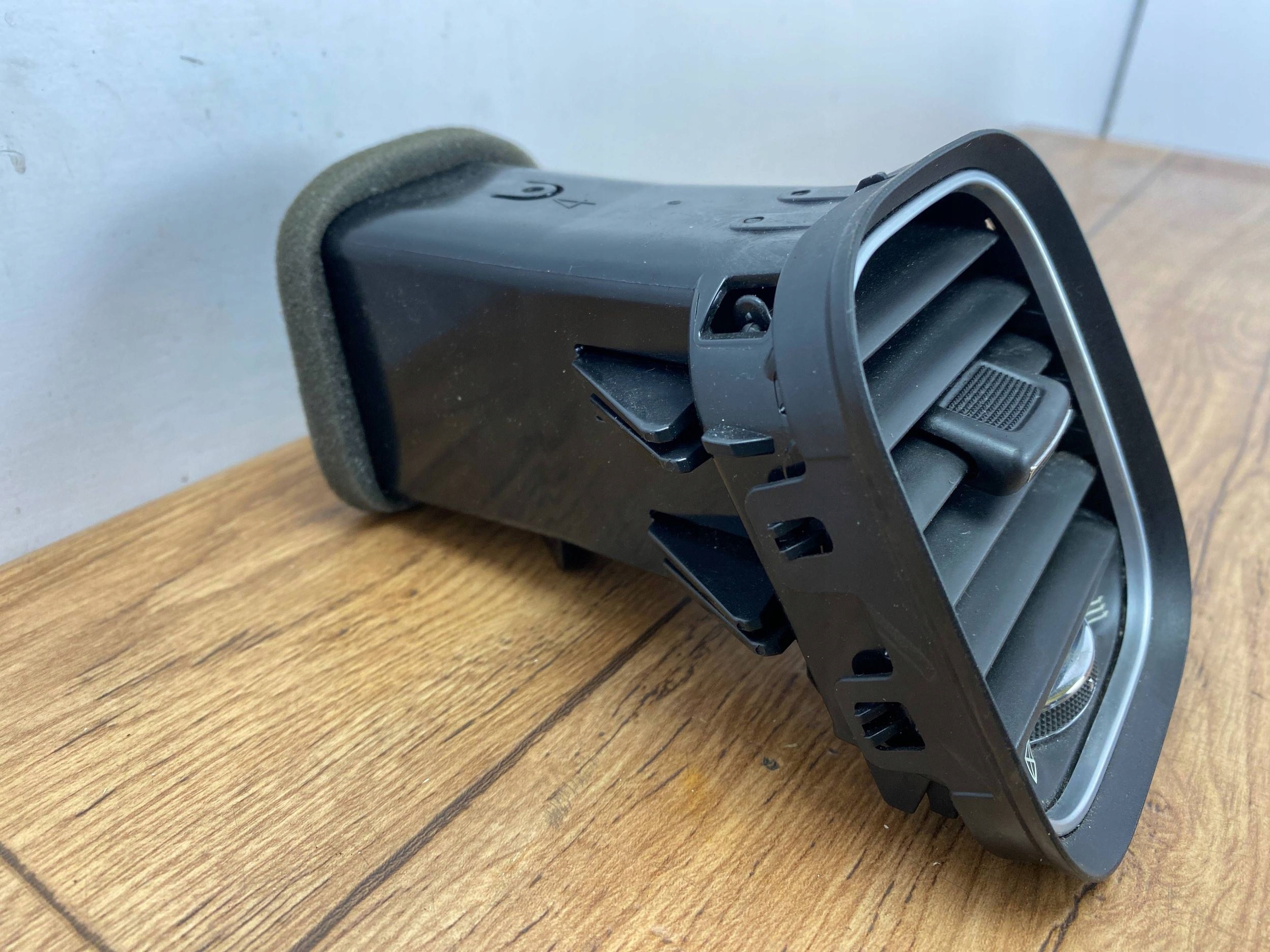 grid air conditioning devices side of the dashboard Dodge Charger 2015+