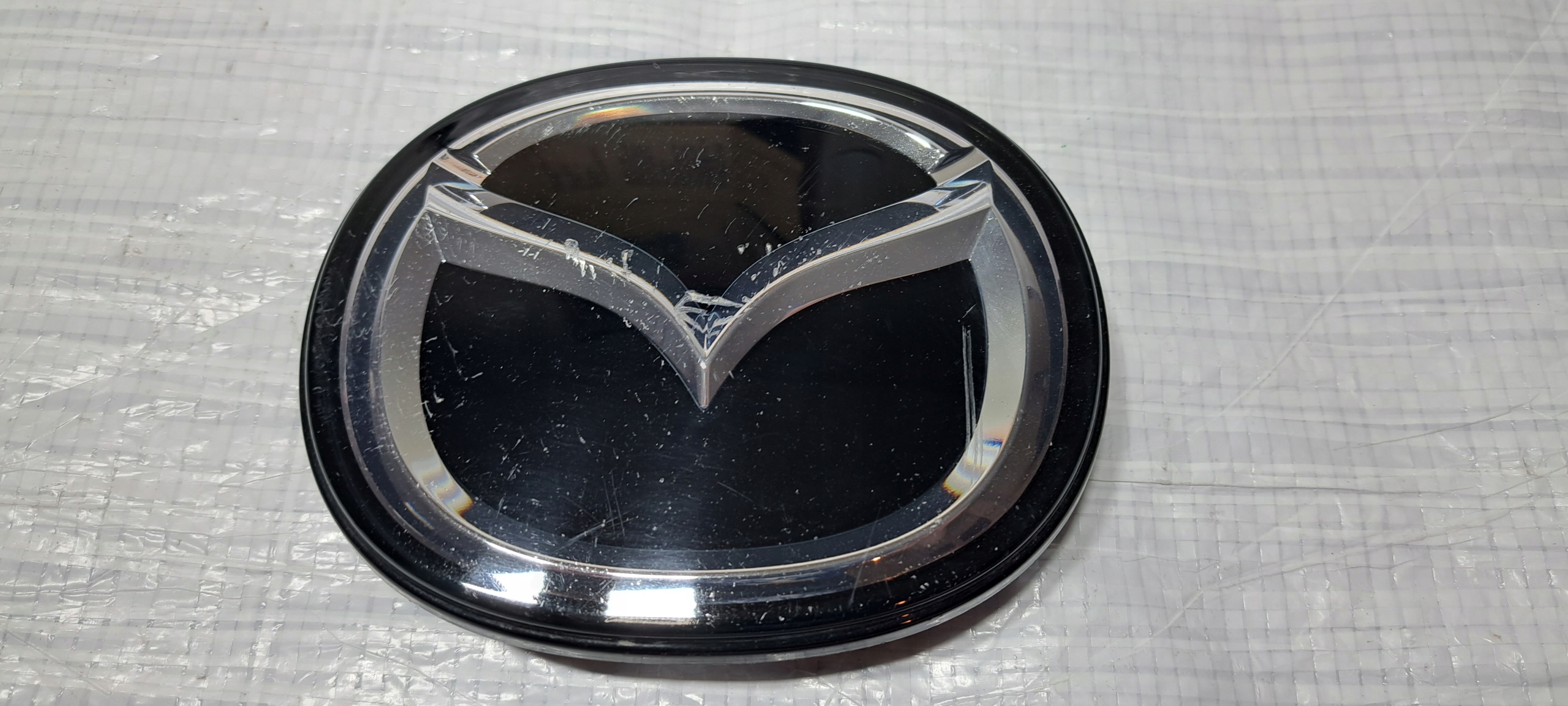 MAZDA CX-30 EMBLEMAT PRZÓD POD RADAR BCKB-51730