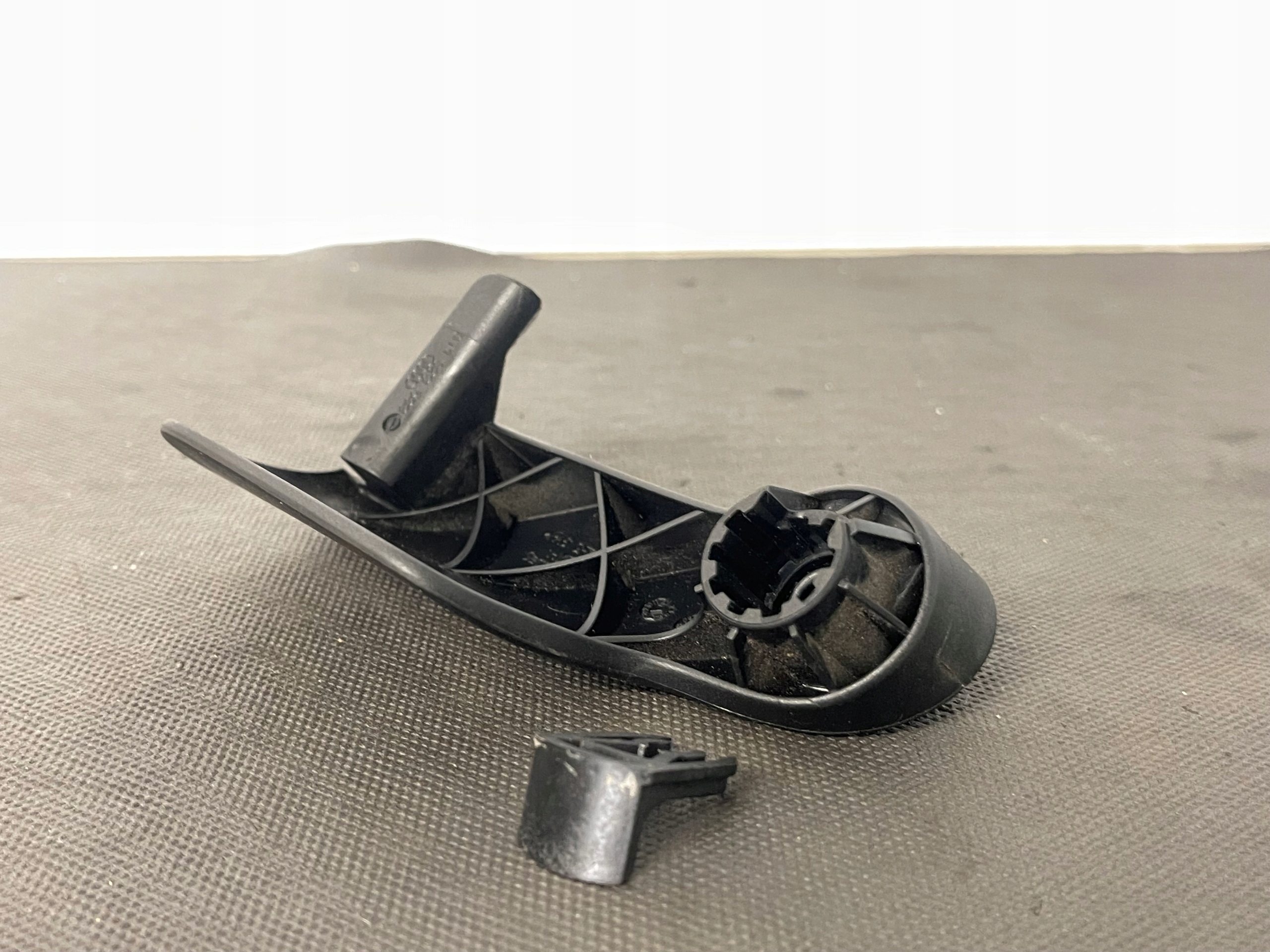 AUDI A6 C7 handle bracket of the opening bonnets 8T1823533