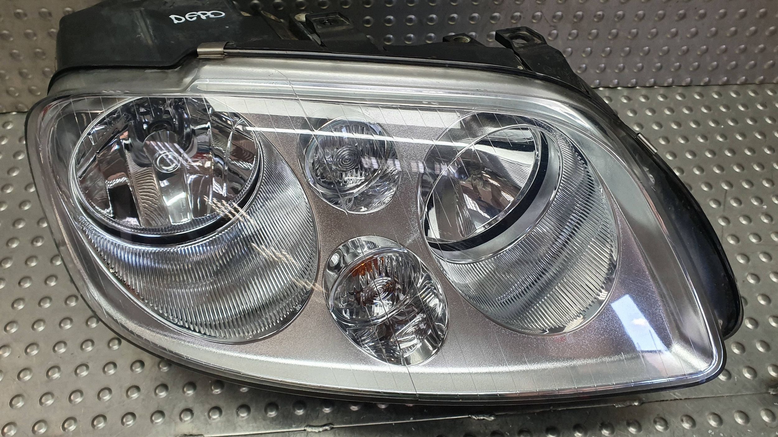 light front right VW TOURAN and DEPO 03