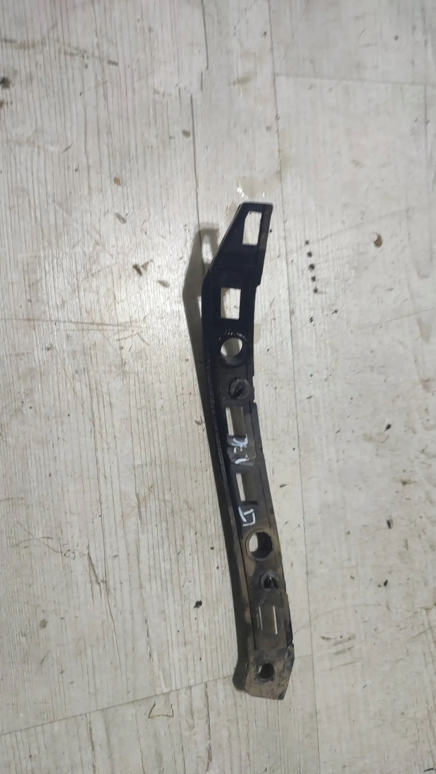 Mercedes-Benz A-classa W176 rear part side left holder zdezaka rear part