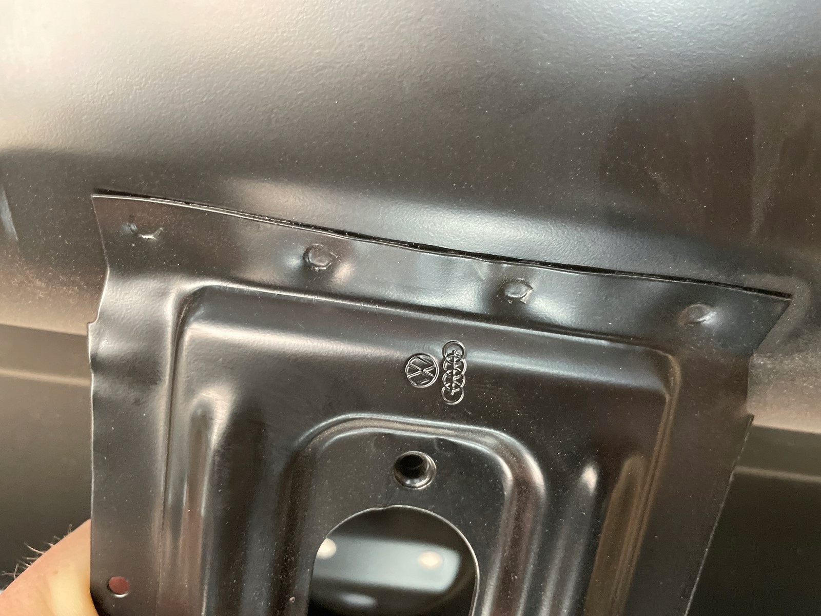 VW JETTA II 84-92 COUPE PAS TYLNY TYŁ Producent części Volkswagen OE