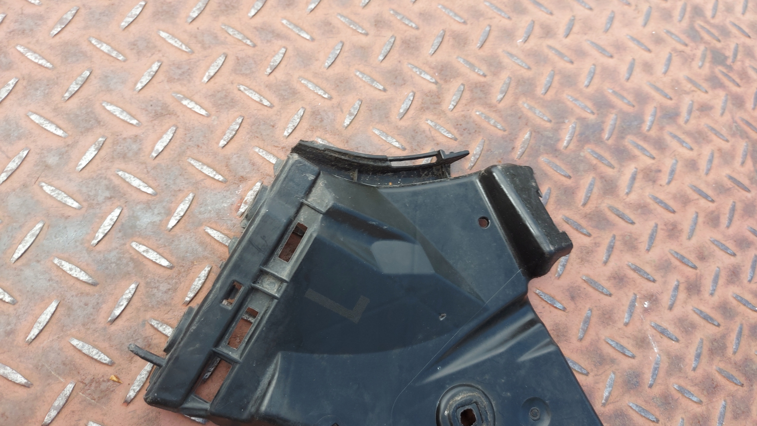 bumper bracket left front AUDI Q7 05-15