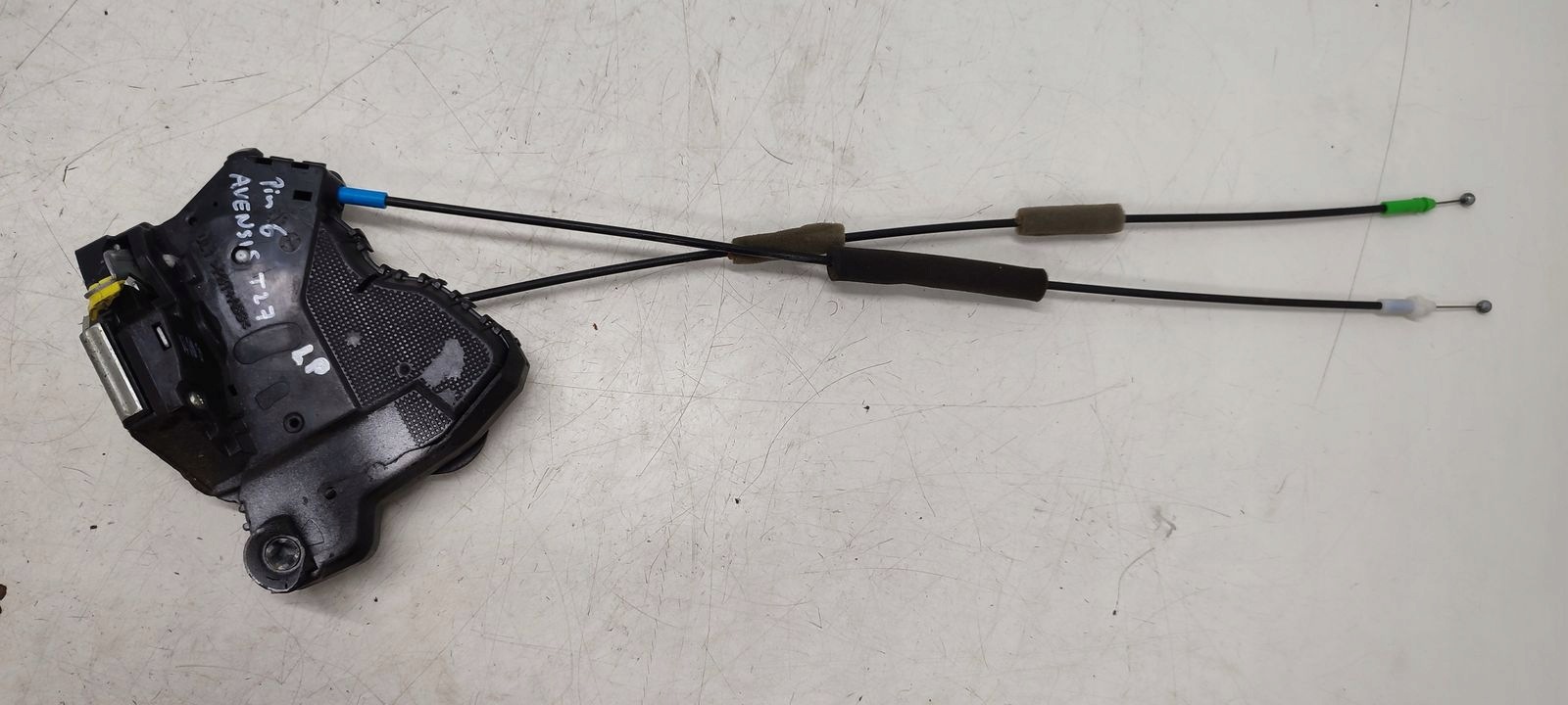 lock door front front left Toyota Avensis T27