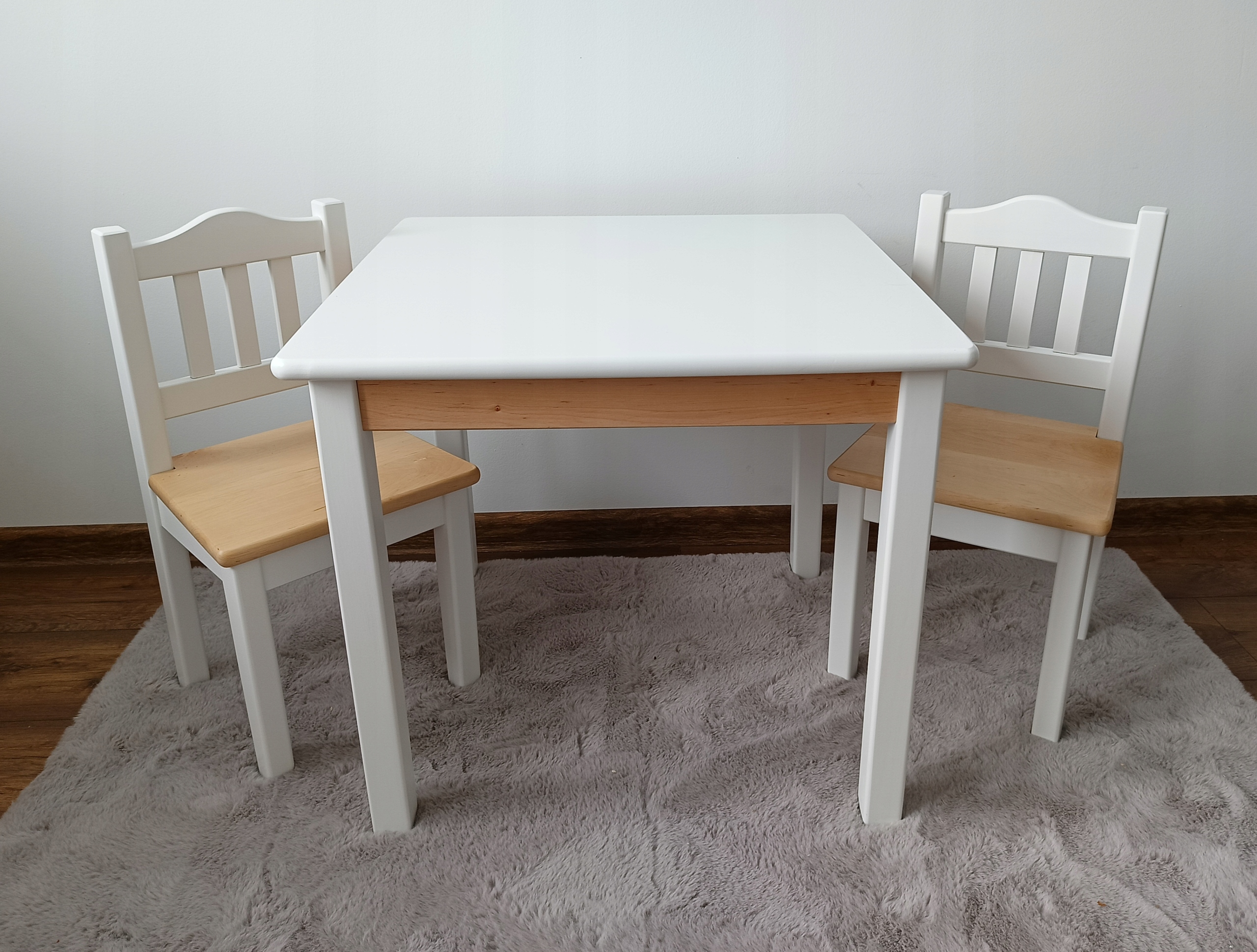 Zestaw dziecięcy stolik + dwa krzesełka biały+naturalny Marka Gabi Meble