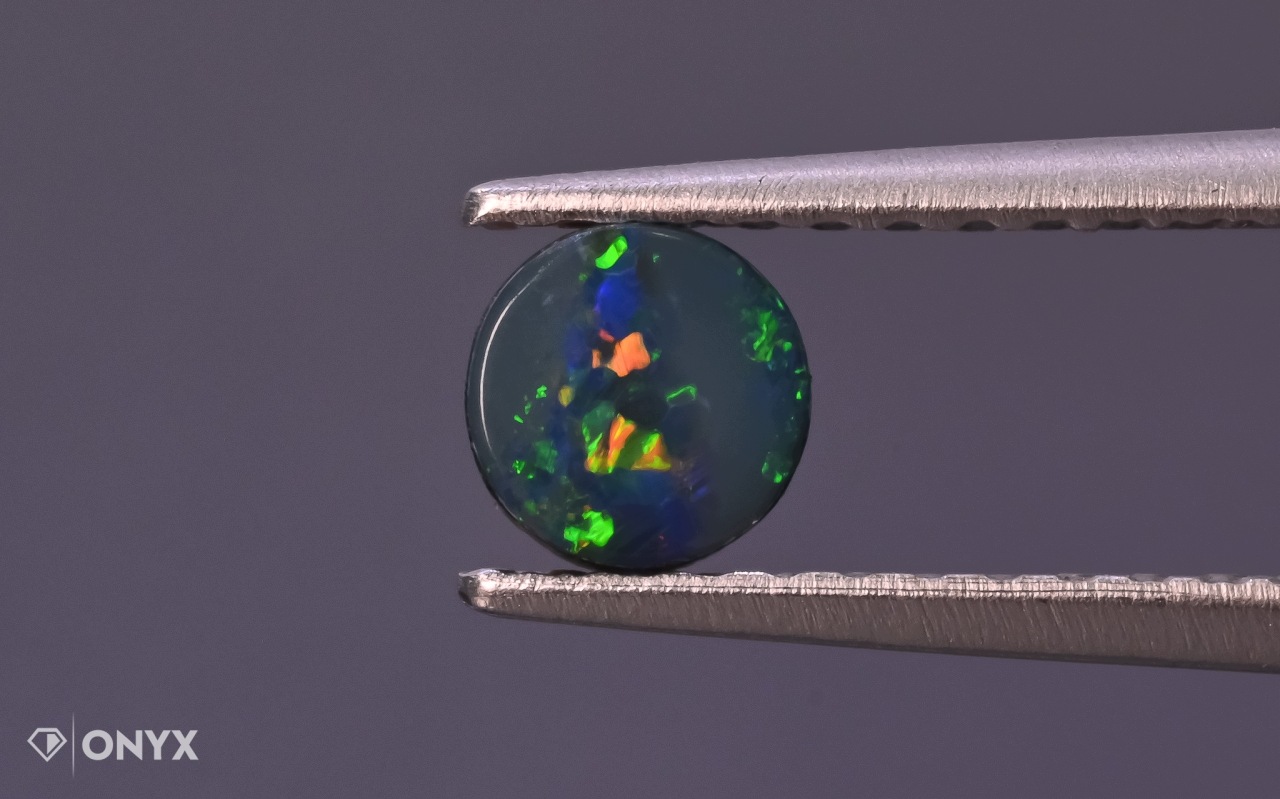 Australský opál, konvexní dubletová deska, kulatý, průměr 4,1 mm