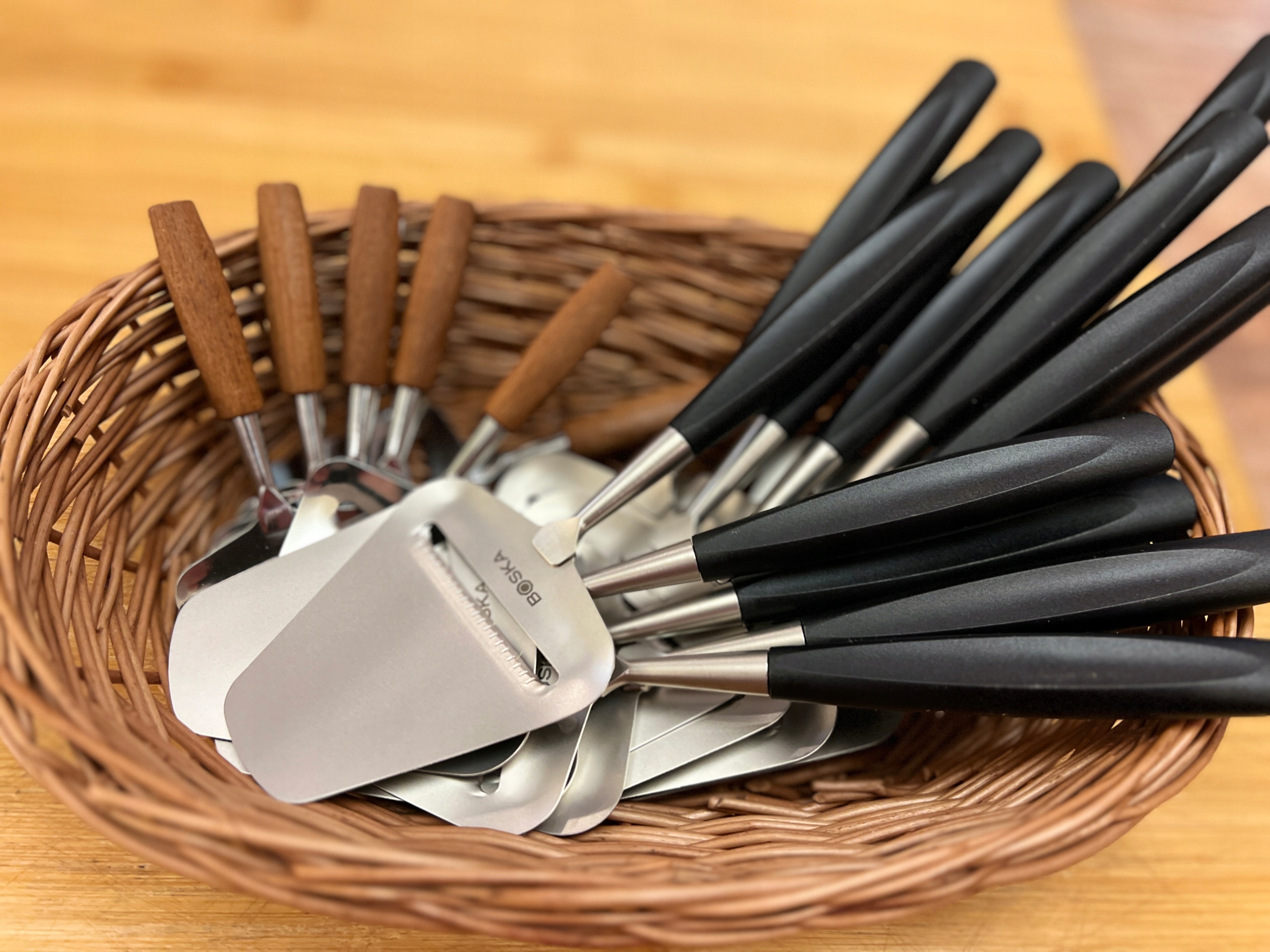 NÓŻ DO SERA KRAJALNICA SLICER MILANO+ BOSKA Długość ostrza 5 cm