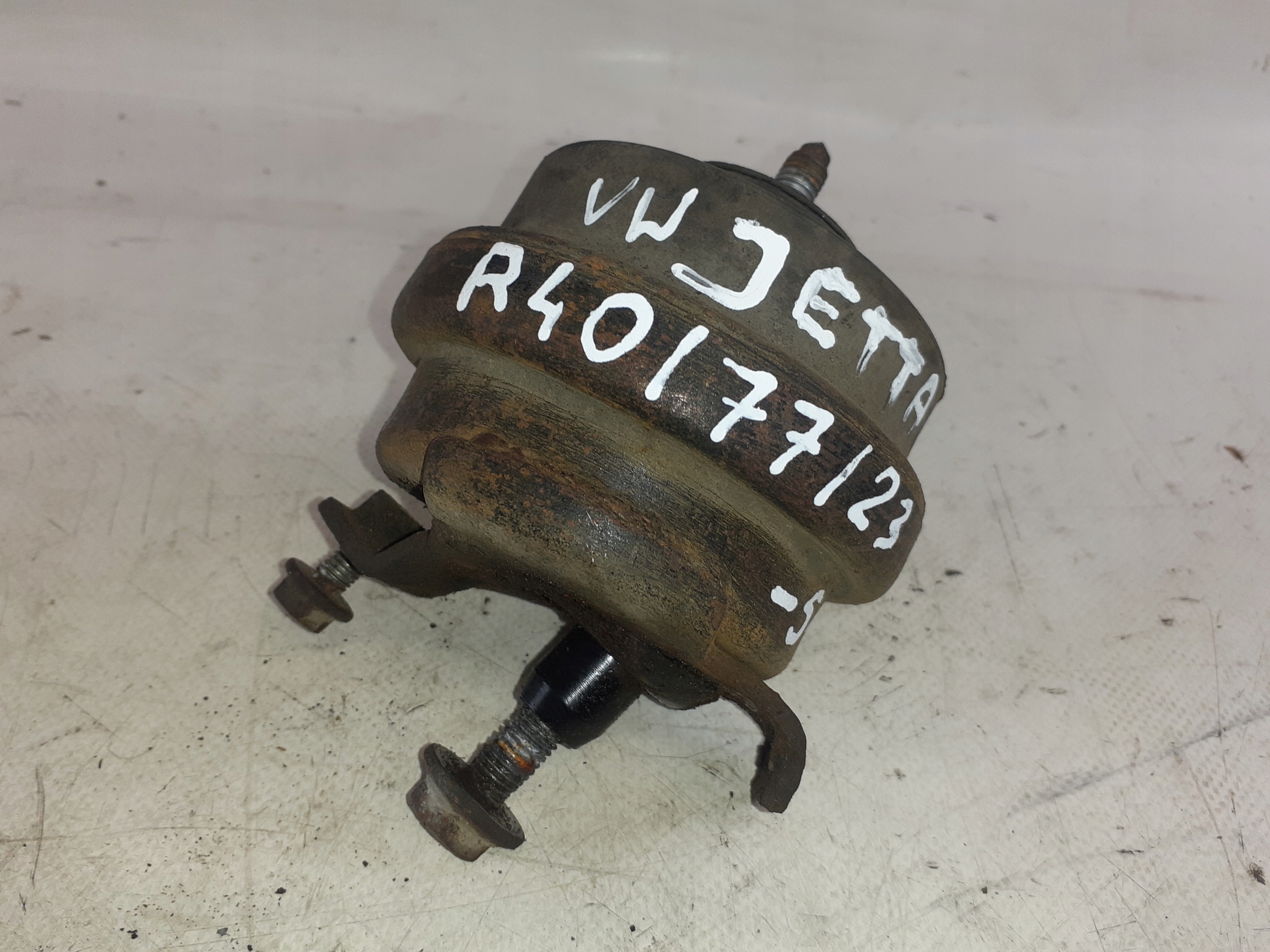 Volkswagen Jetta engine mount 1.6D