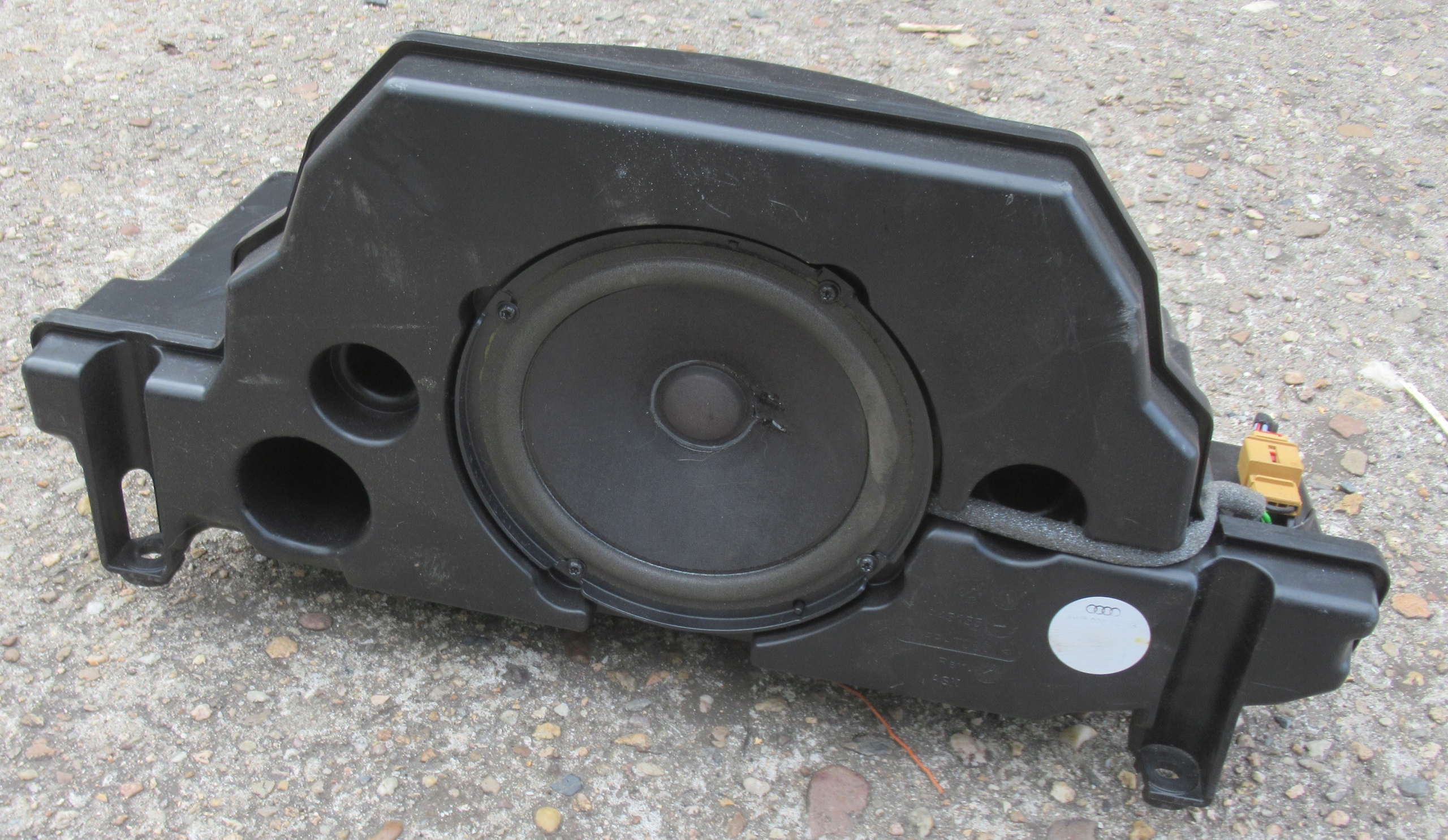 AUDI A4 B9 AVANT 3.0 TDI 18R SUBWOOFER