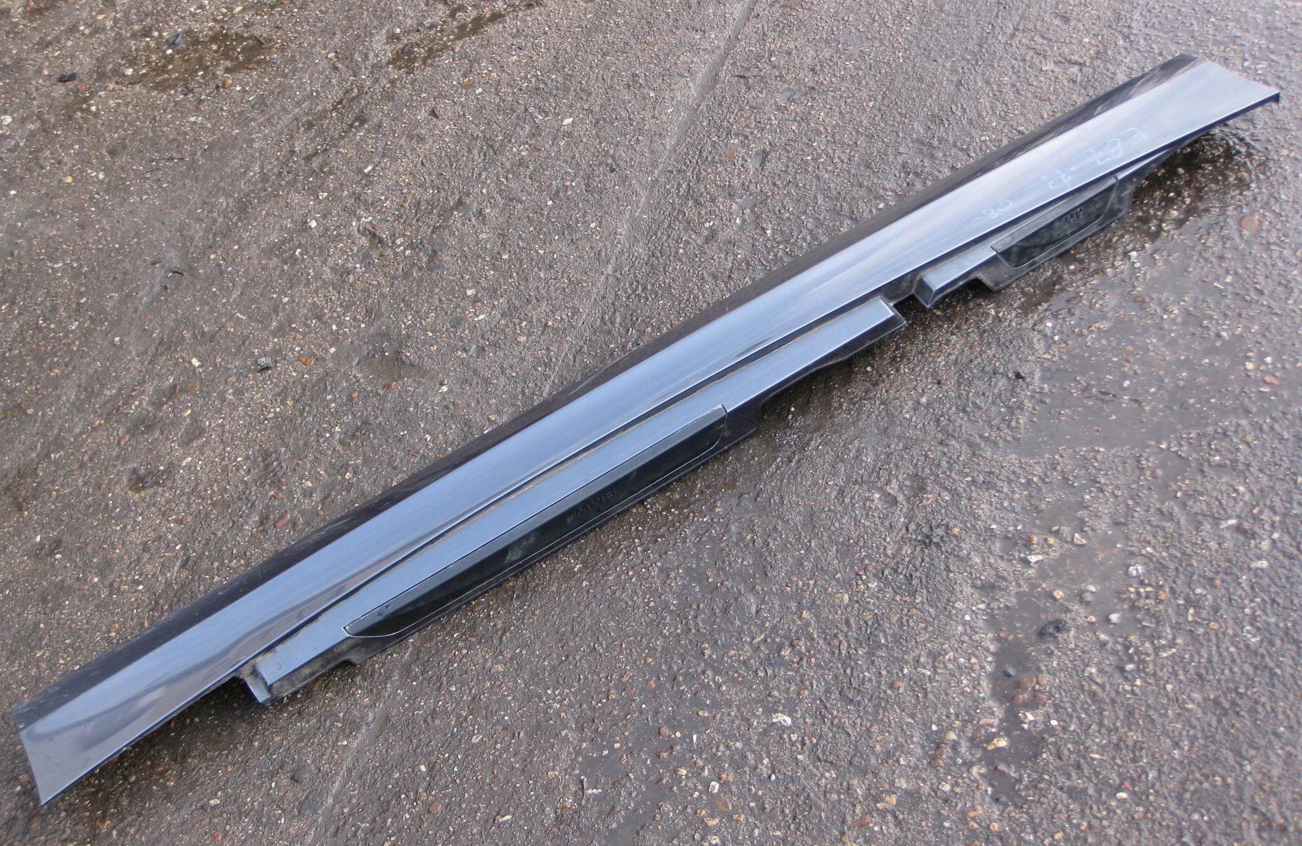 BMW E87 2.0 and 08R moulding threshold right 7184354