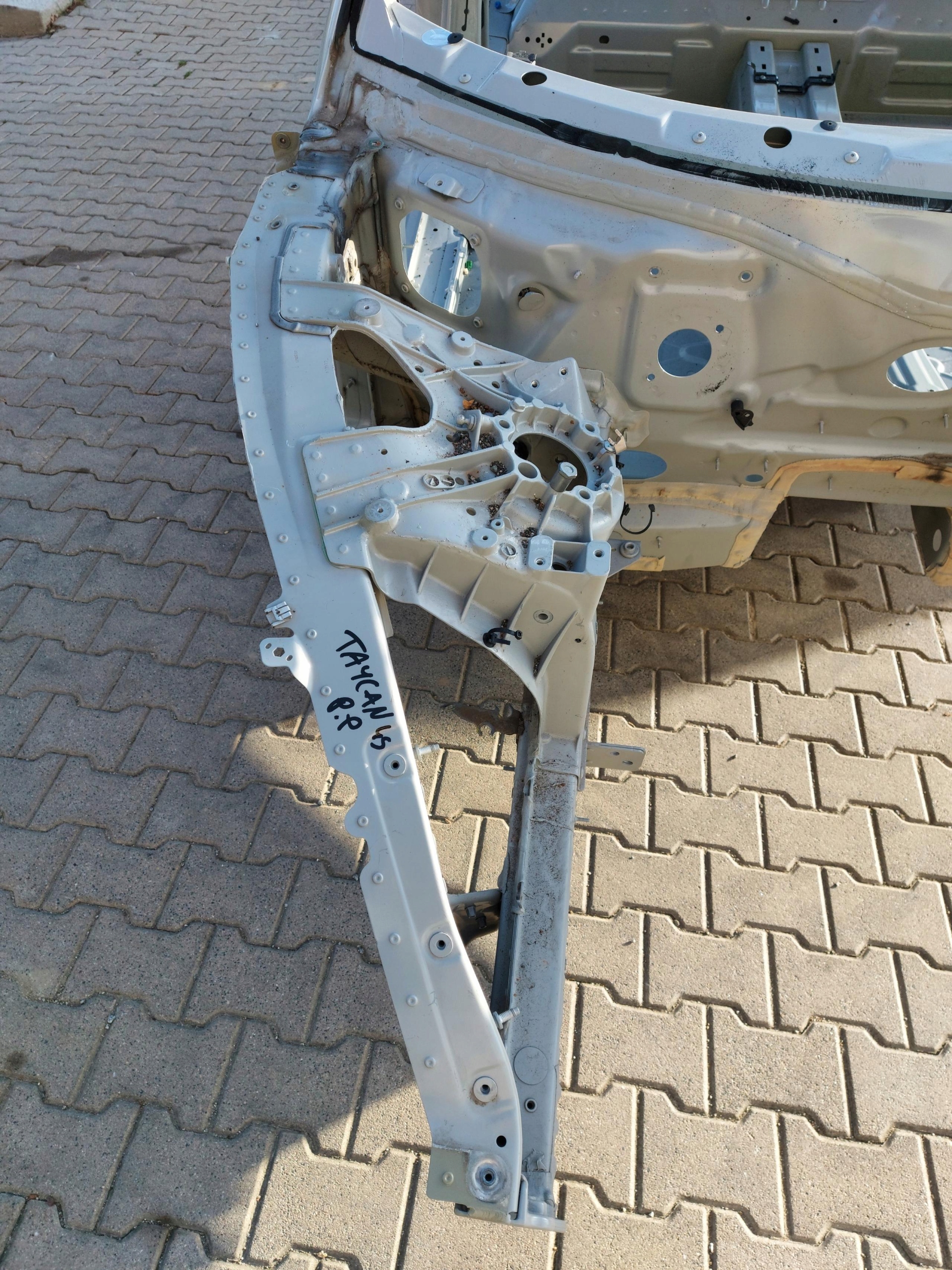 Porsche Taycan 4S 9J1 2022 quarter right front front quarter 9j1