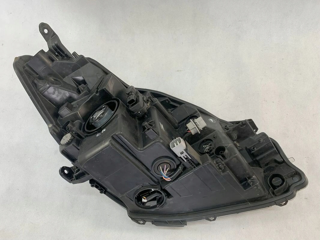 Toyota Yaris 3 III FL 17r Reflektor left light left Lift 2017 12.24