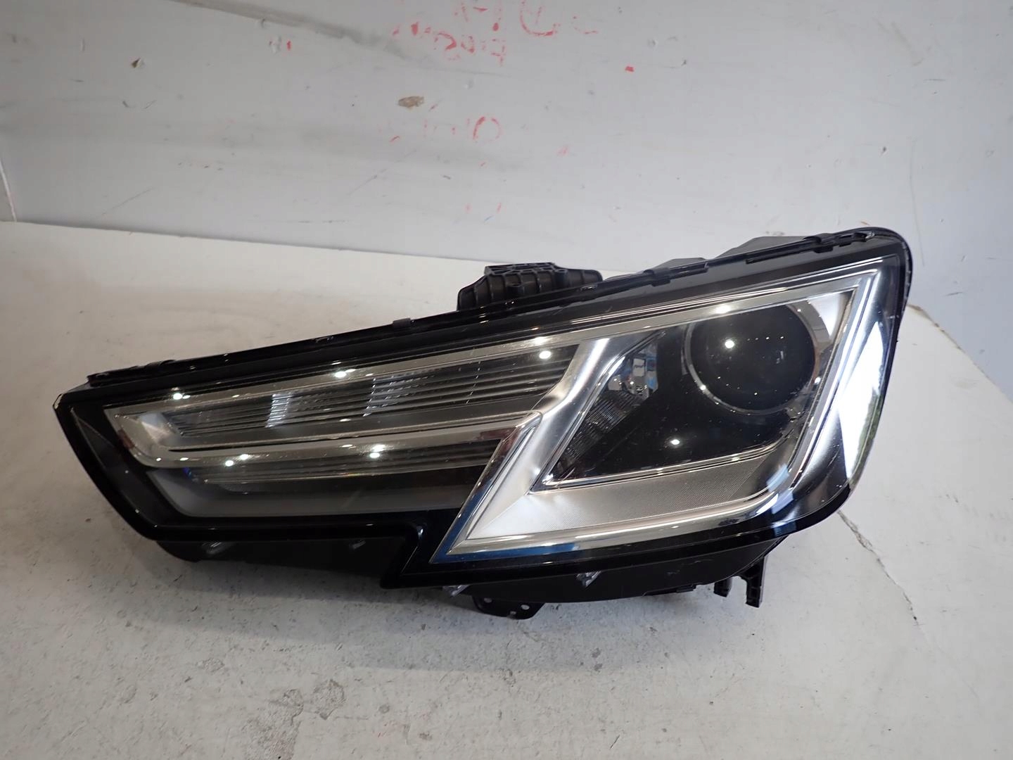 light front front left AUDI A4 B9 2015- BI-XENON 8W0941005
